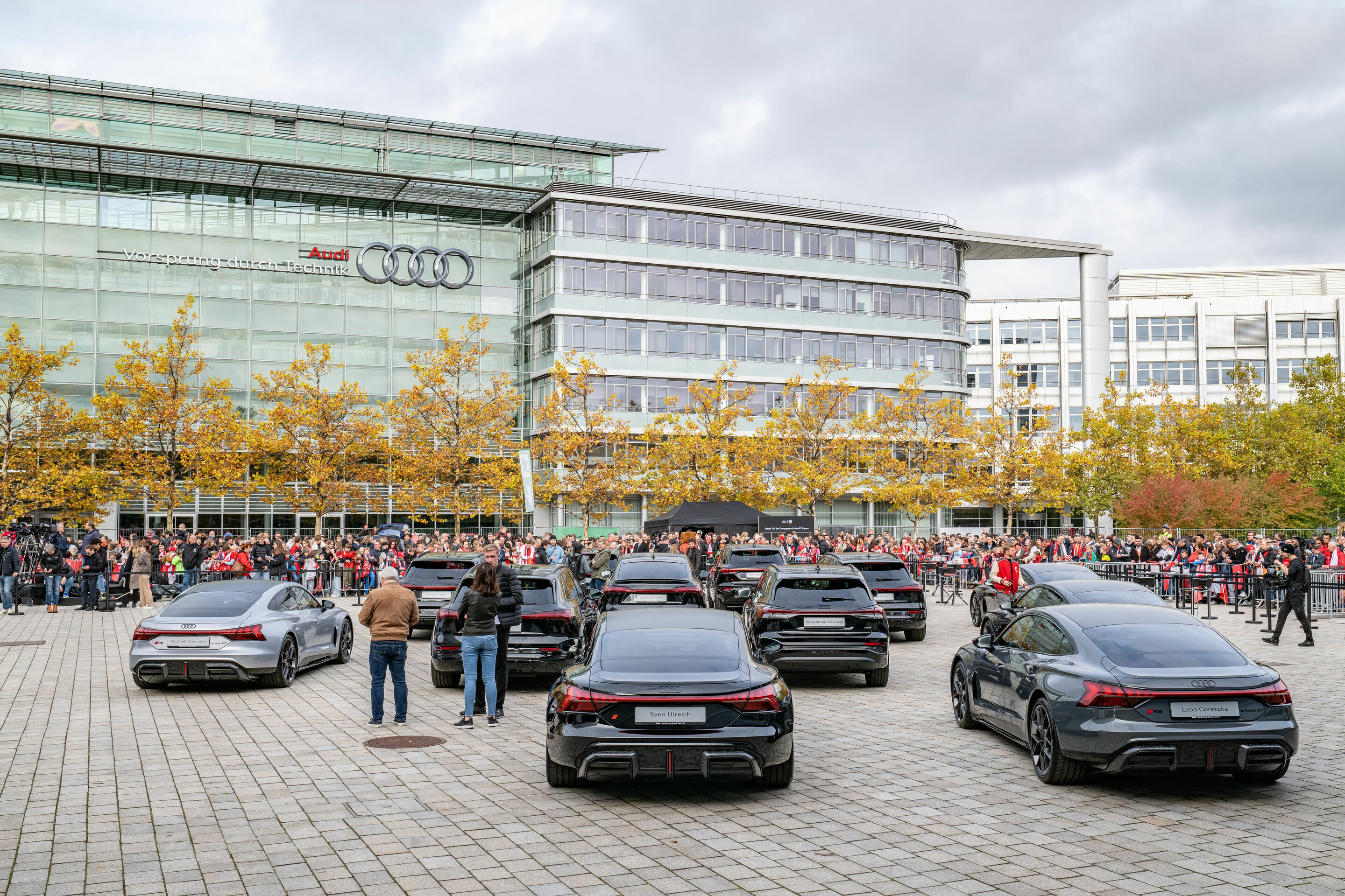 Audi übergibt Dienstwagen an FC Bayern - Zahlreiche Fans kamen zur Audi Piazza um ihre Idole mit ihren neuen Autos zu sehen.