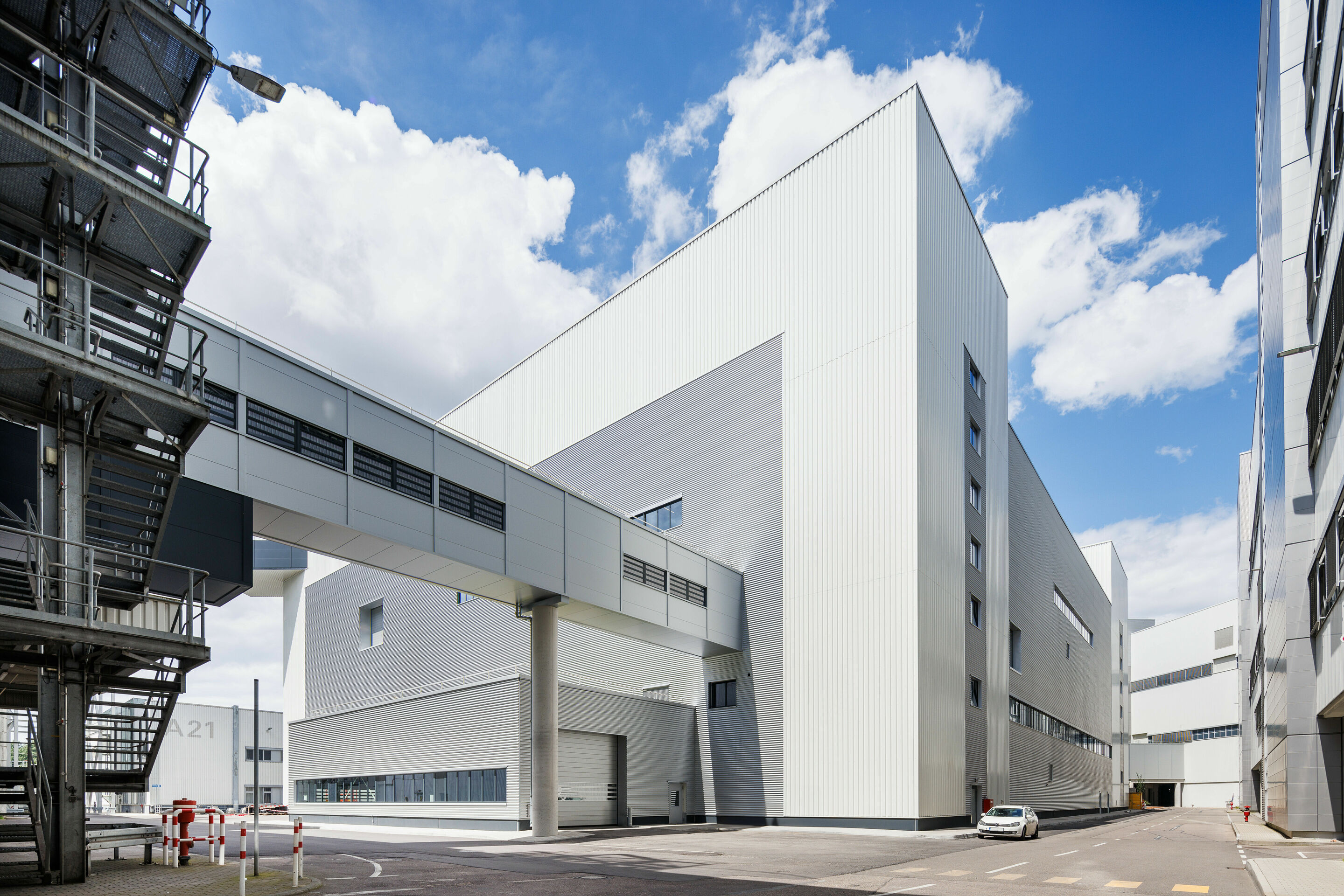 Audi eröffnet neuen Grundlack in Neckarsulm - Eine Brücke verbindet das neue Grundlack-Gebäude mit dem Decklack.