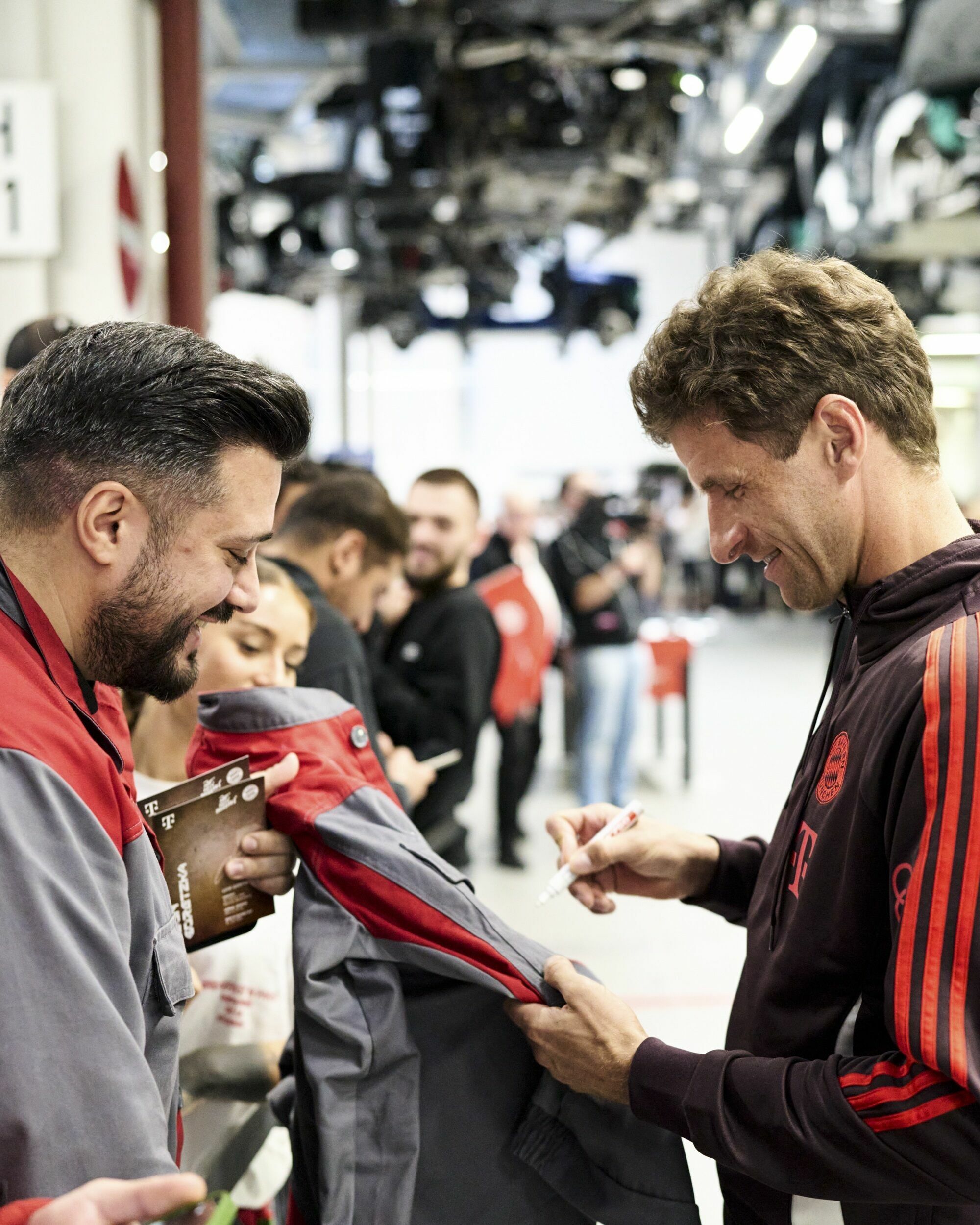 Audi übergibt Dienstwagen an FC Bayern - Auch im Rahmen der Führung durch die Produktion nahmen sich die Bayern-Stars wie Thomas Müller Zeit für Autogramme für die Audi Mitarbeitenden.