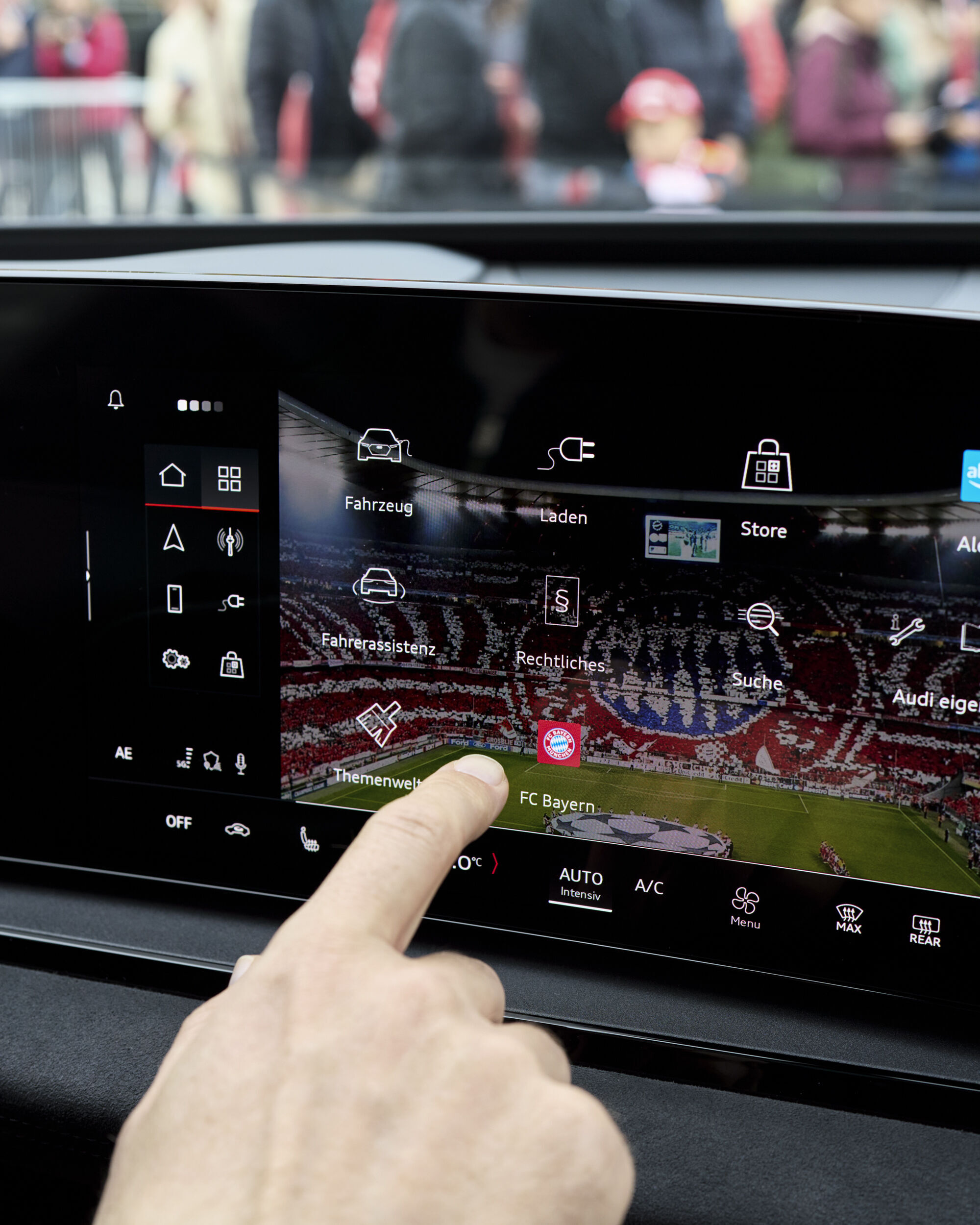 Audi übergibt Dienstwagen an FC Bayern - Die offizielle App des FC Bayern ist in ausgewählten Audi Modellen verfügbar.