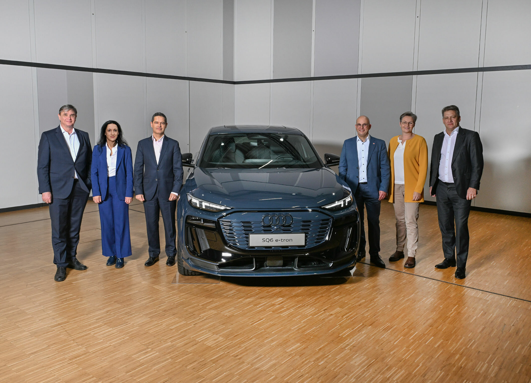 Betriebsversammlung Ingolstadt - Betriebsversammlung bei der AUDI AG in Ingolstadt, v. l.: Jürgen Rittersberger (Vorstand Finanz, Recht und IT), Rita Beck (Stv. Betriebsratsvorsitzende), Xavier Ros (Personalvorstand und Arbeitsdirektor), Jörg Schlagbauer...