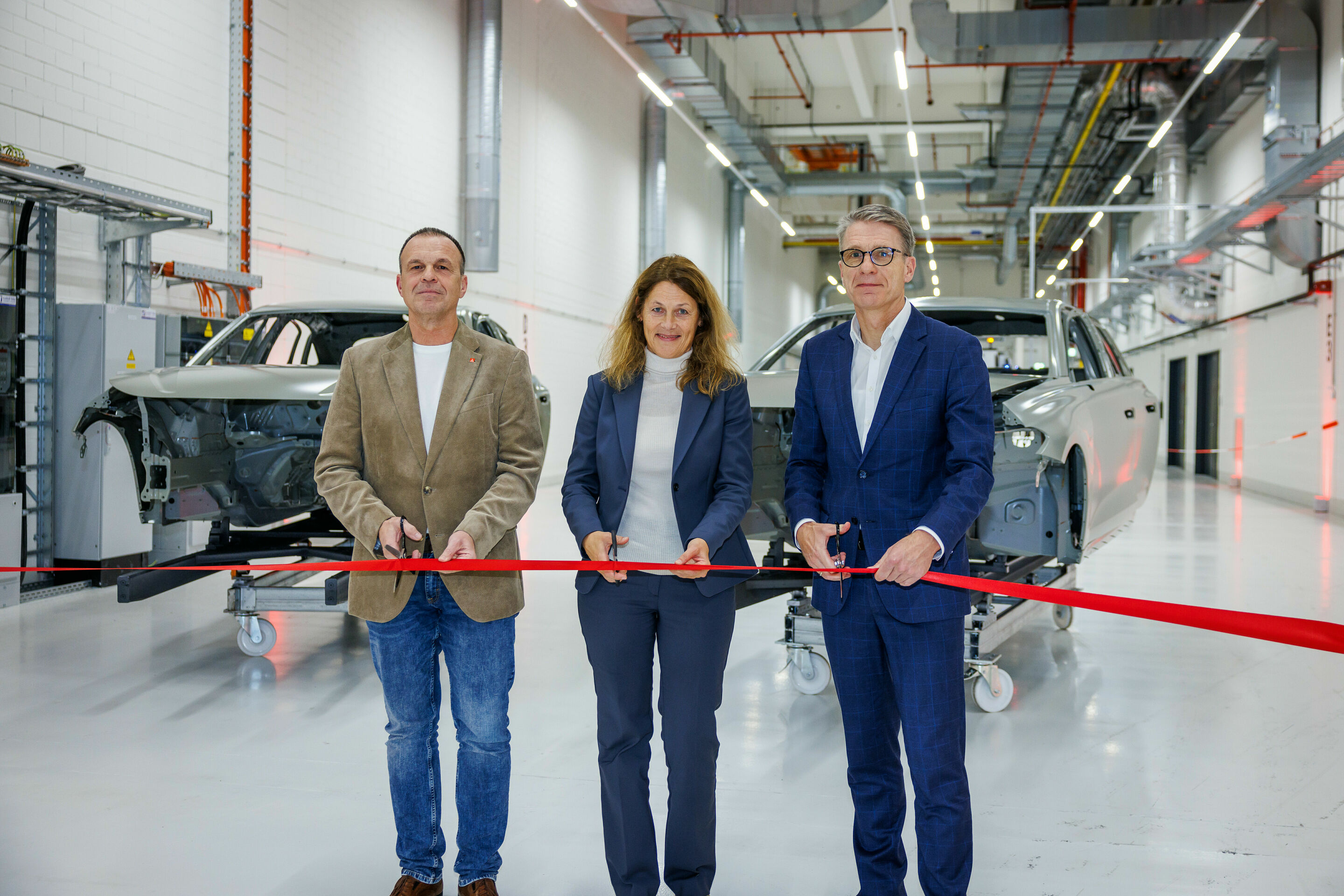 Audi eröffnet neuen Grundlack in Neckarsulm - Feierliche Einweihung: Mehr als 200 Gäste erschienen zur Eröffnung der neuen Grundlack-Anlage – von links nach rechts: Rainer Schirmer, Vorsitzender des Betriebsrats; Ursula Noll, Leiterin Fertigungsplanung...