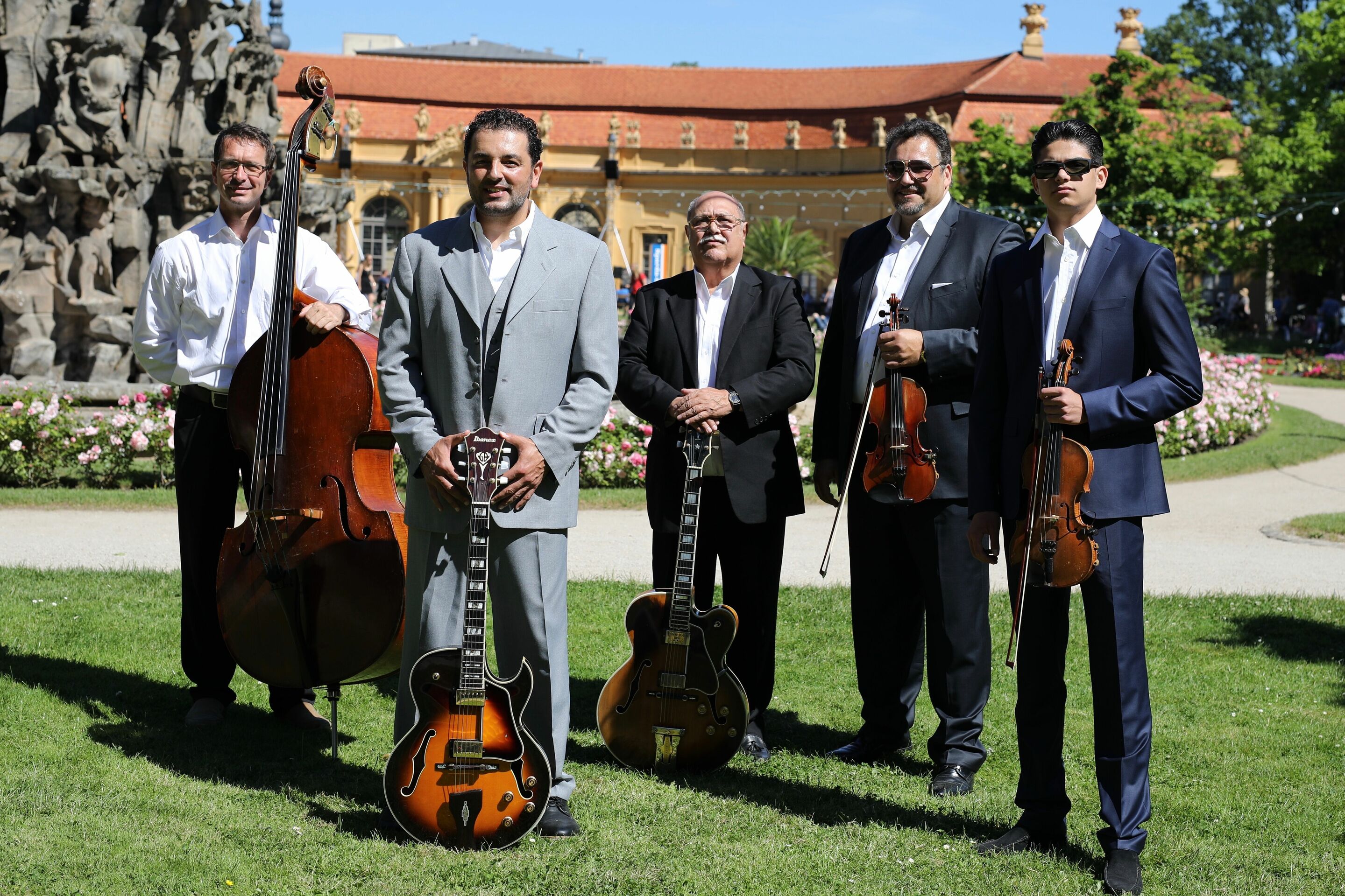 Jazz im Audi Forum Ingolstadt: Hommage an Django Reinhardt - Botschafter des Gypsy Jazz: Joe Bawelino und das Romeo Franz Ensemble halten die Erinnerung an Django Reinhardt und Stéphane Grappelli lebendig