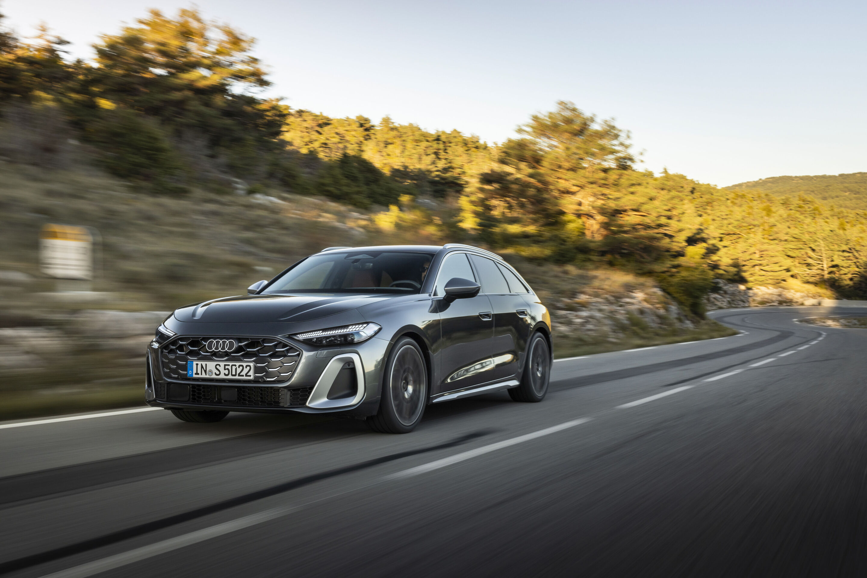 Audi S5 Avant - Fahraufnahme,
Farbe: Daytonagrau Perleffekt