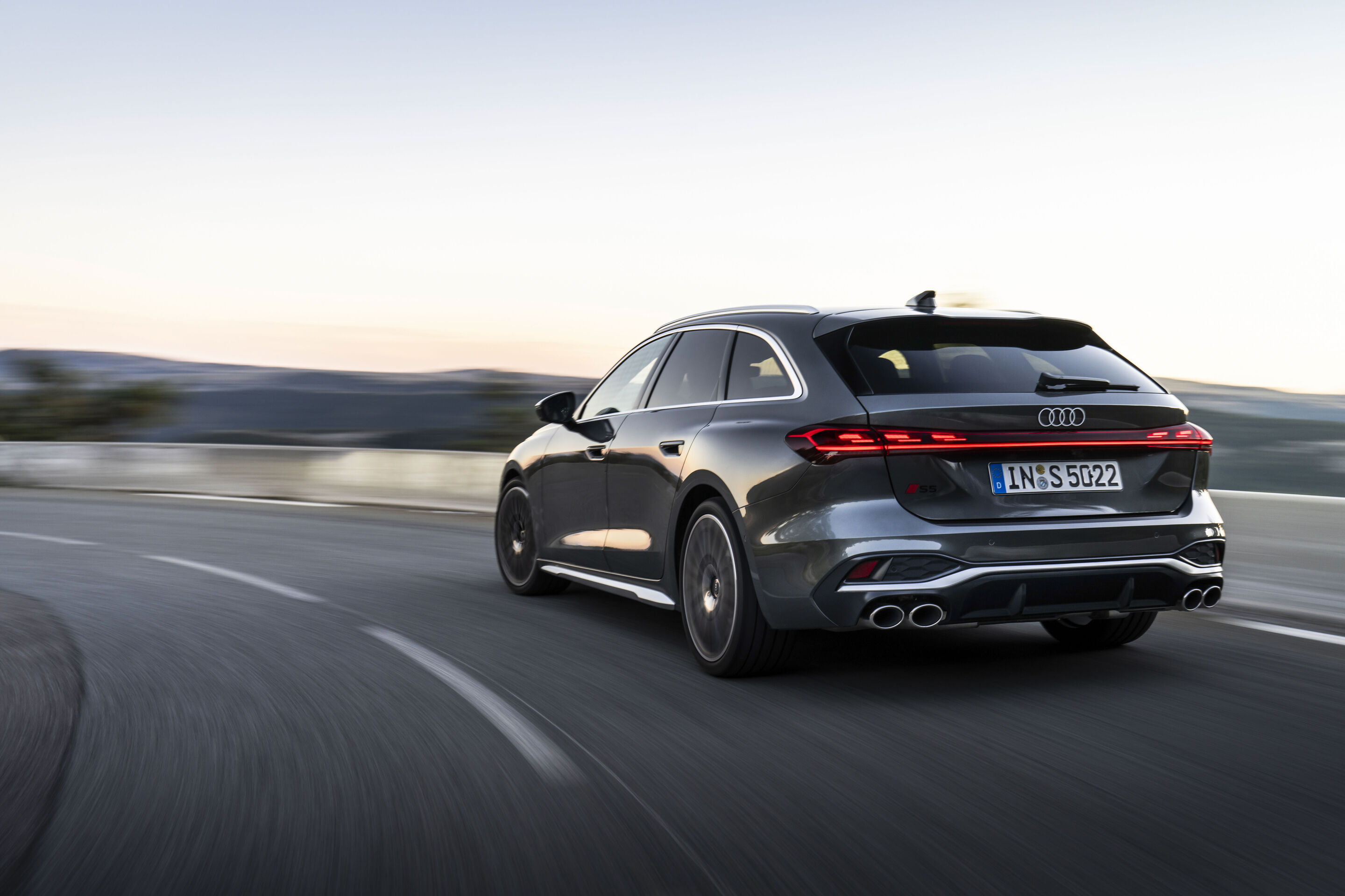 Audi S5 Avant - Fahraufnahme,
Farbe: Daytonagrau Perleffekt