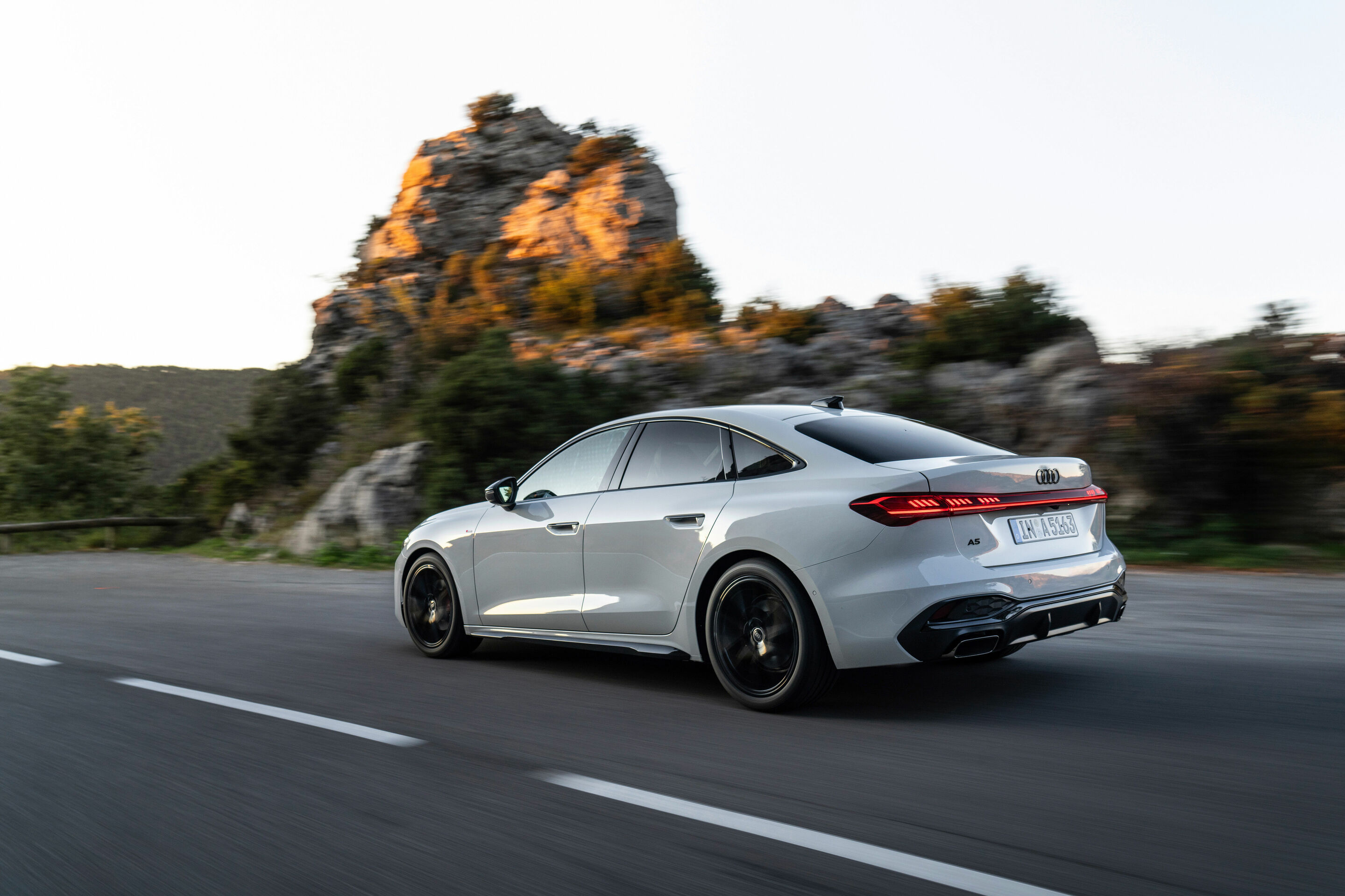 Audi A5 Limousine - Fahraufnahme,
Farbe: Gletscherweiß