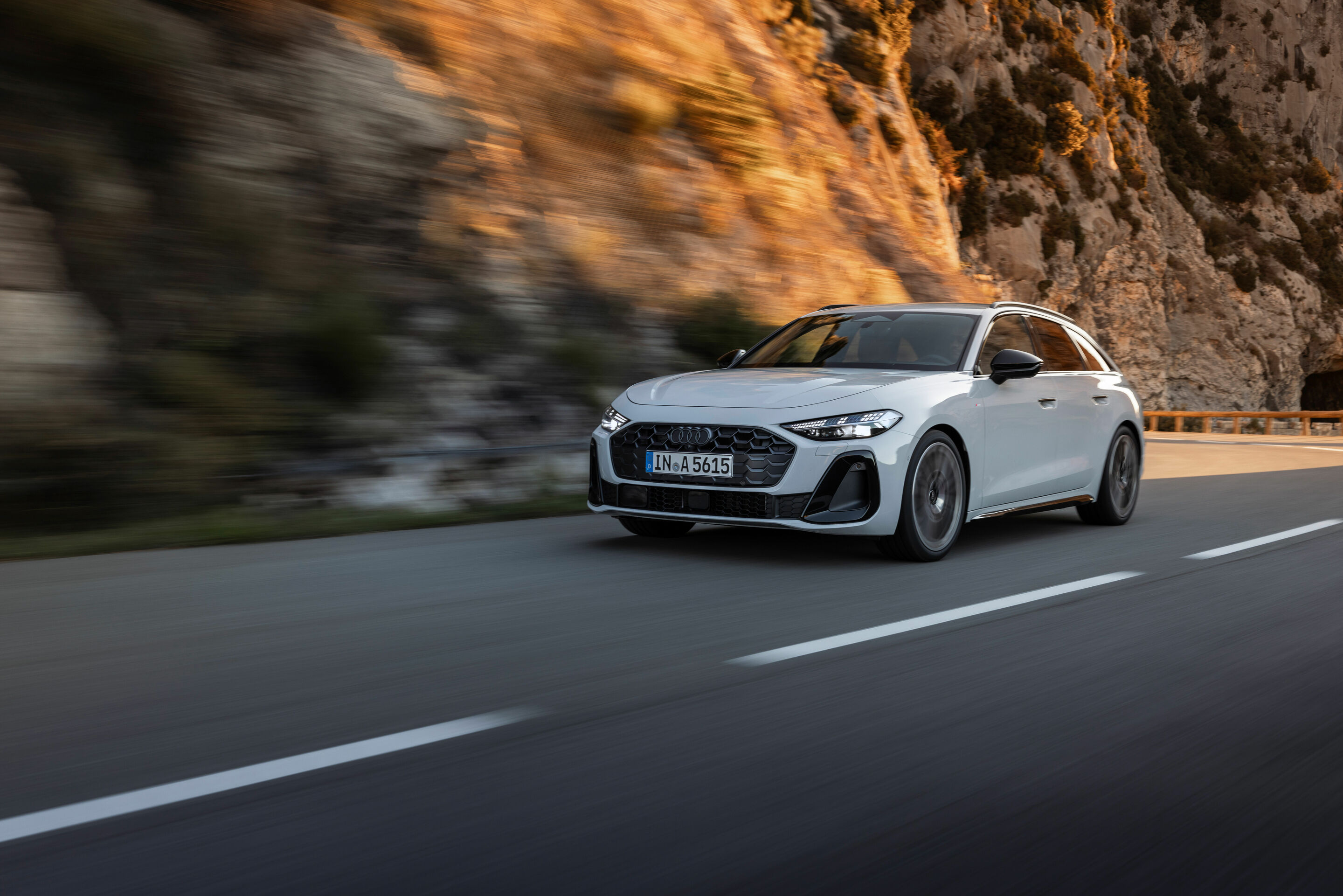 Audi A5 Avant - Fahraufnahme,
Farbe: Gletscherweiß