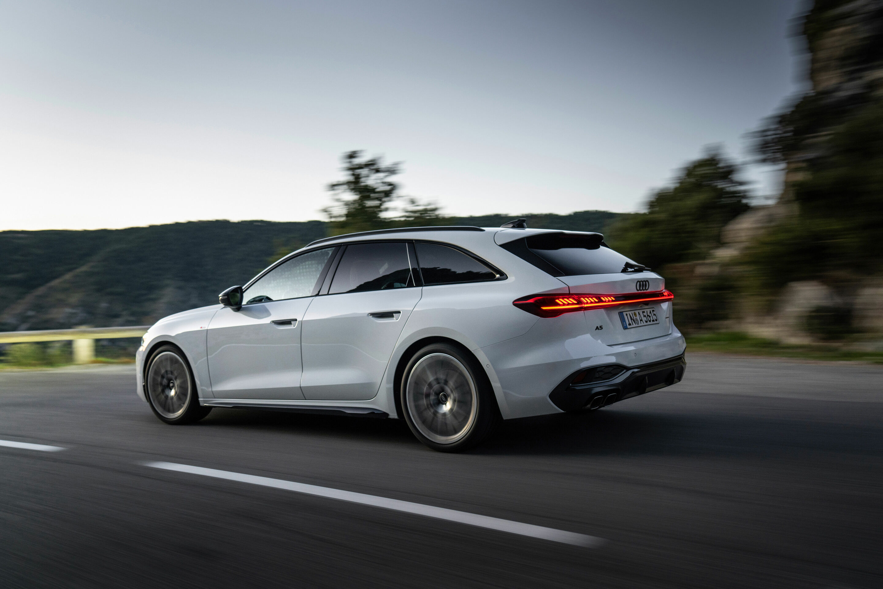 Audi A5 Avant - Fahraufnahme,
Farbe: Gletscherweiß