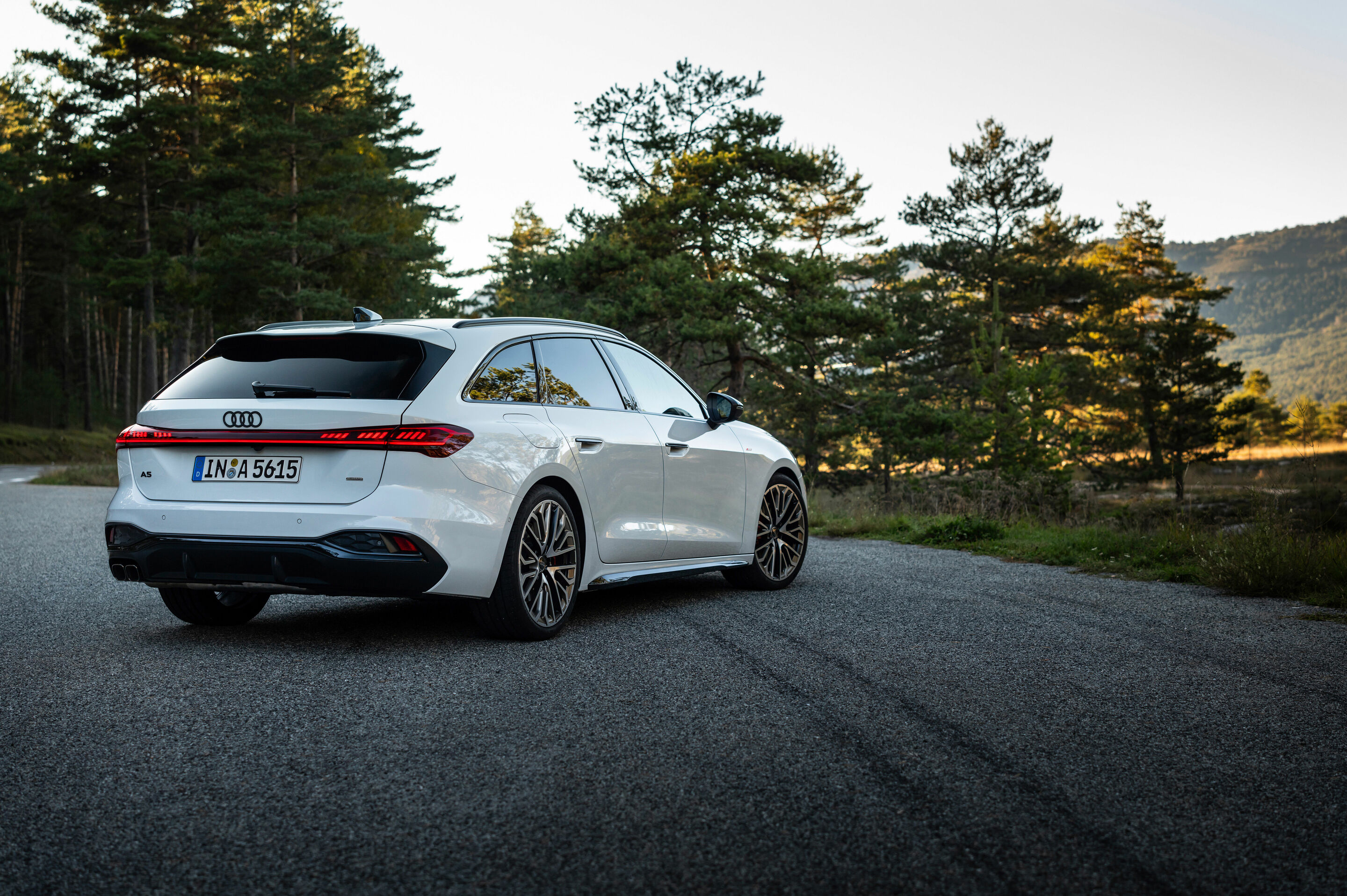 Audi A5 Avant - Standaufnahme,
Farbe: Gletscherweiß