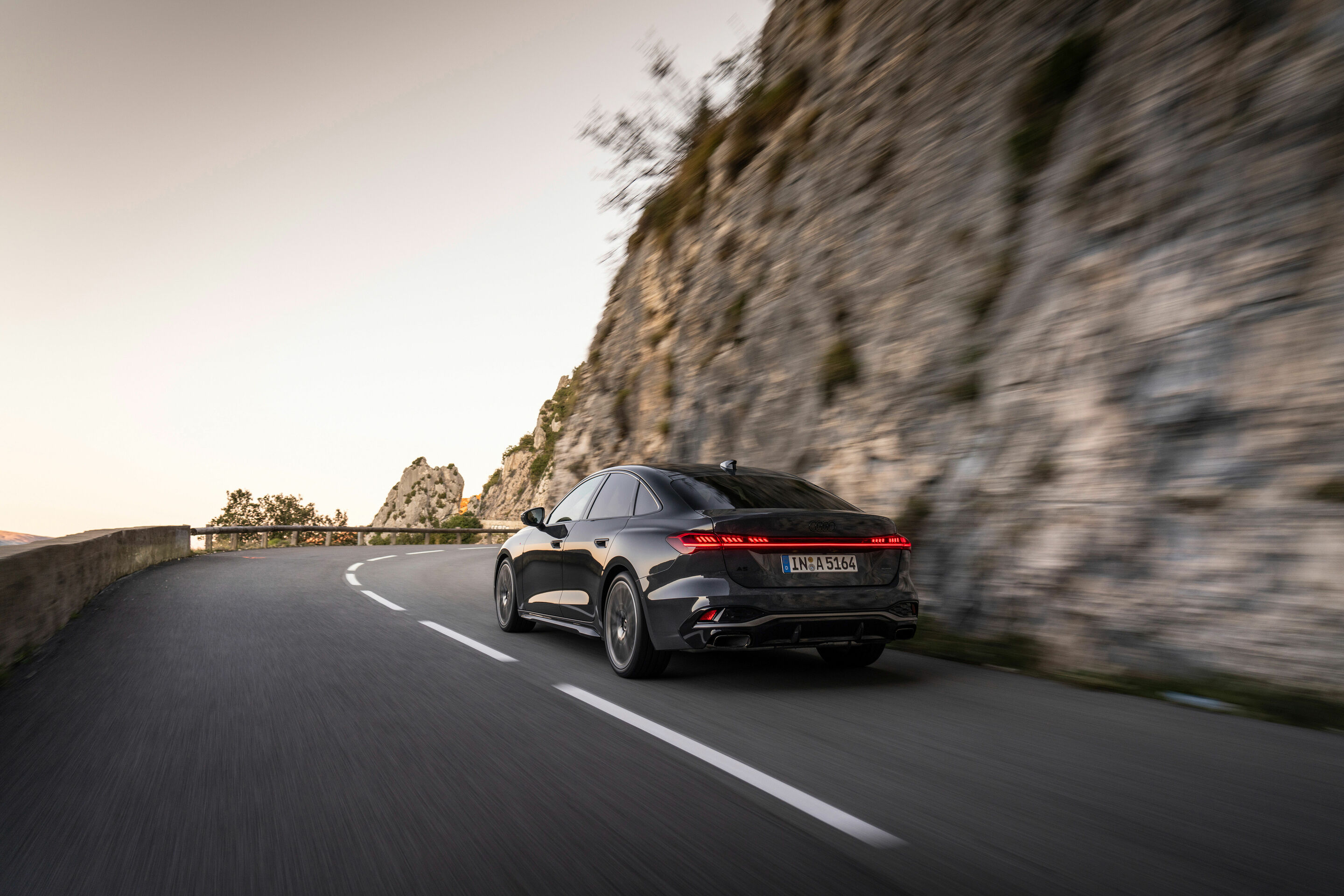 Audi A5 Limousine - Fahraufnahme,
Farbe: Magnetgrau
