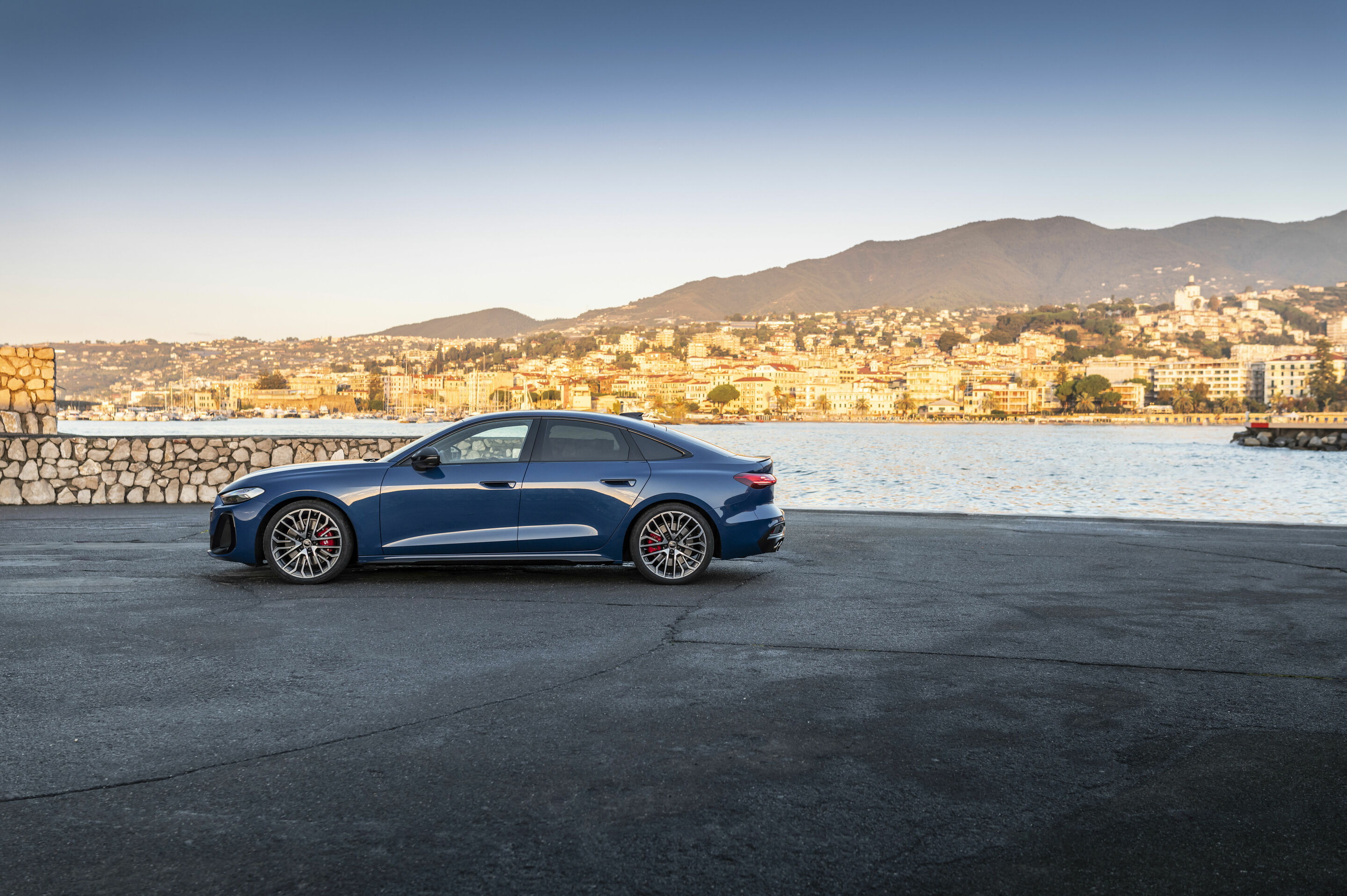 Audi S5 Limousine - Standaufnahme,
Farbe: Ascariblau Metallic