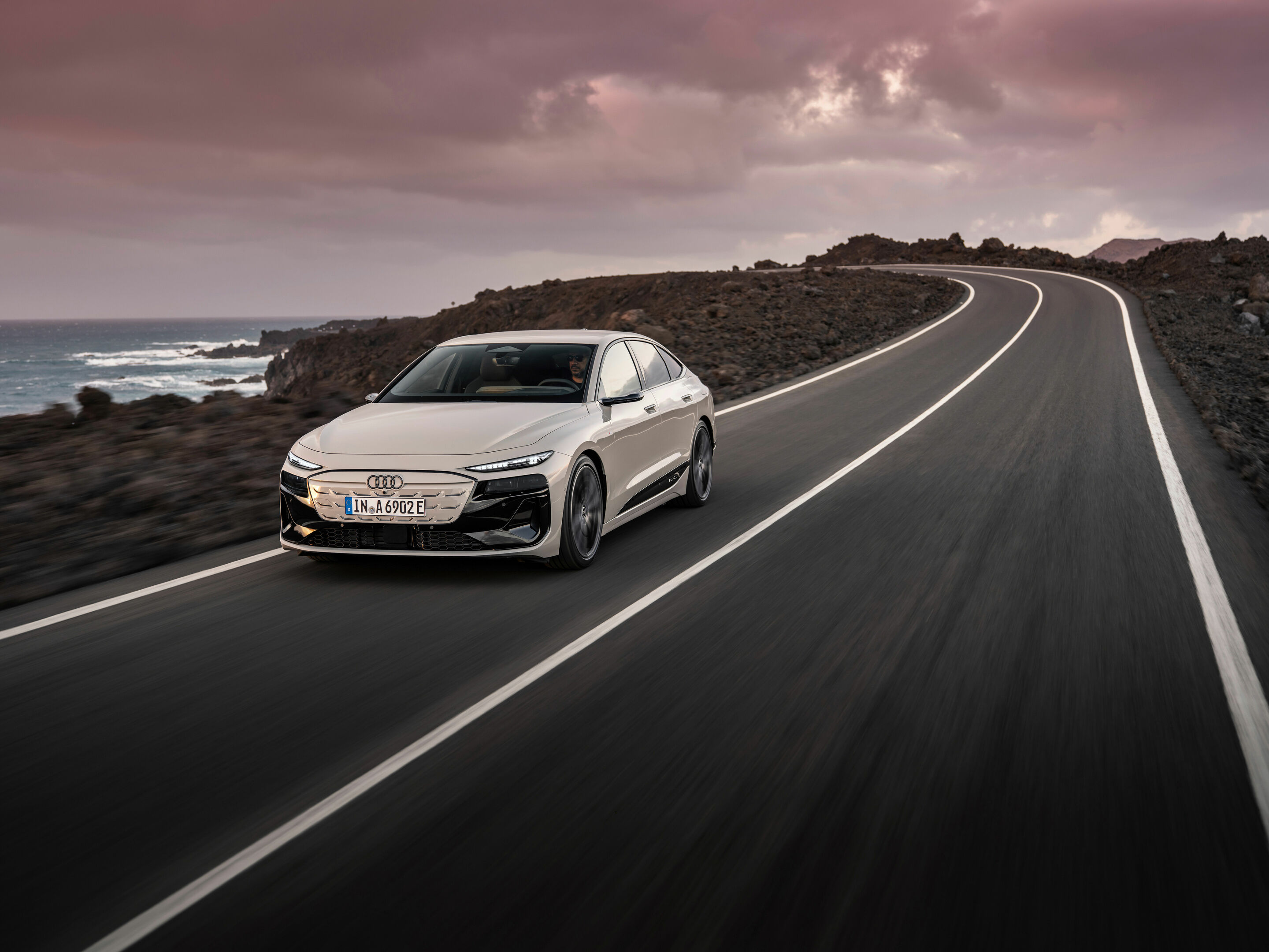 Audi A6 Sportback e-tron - Fahraufnahme,
Farbe: Siambeige Metallic