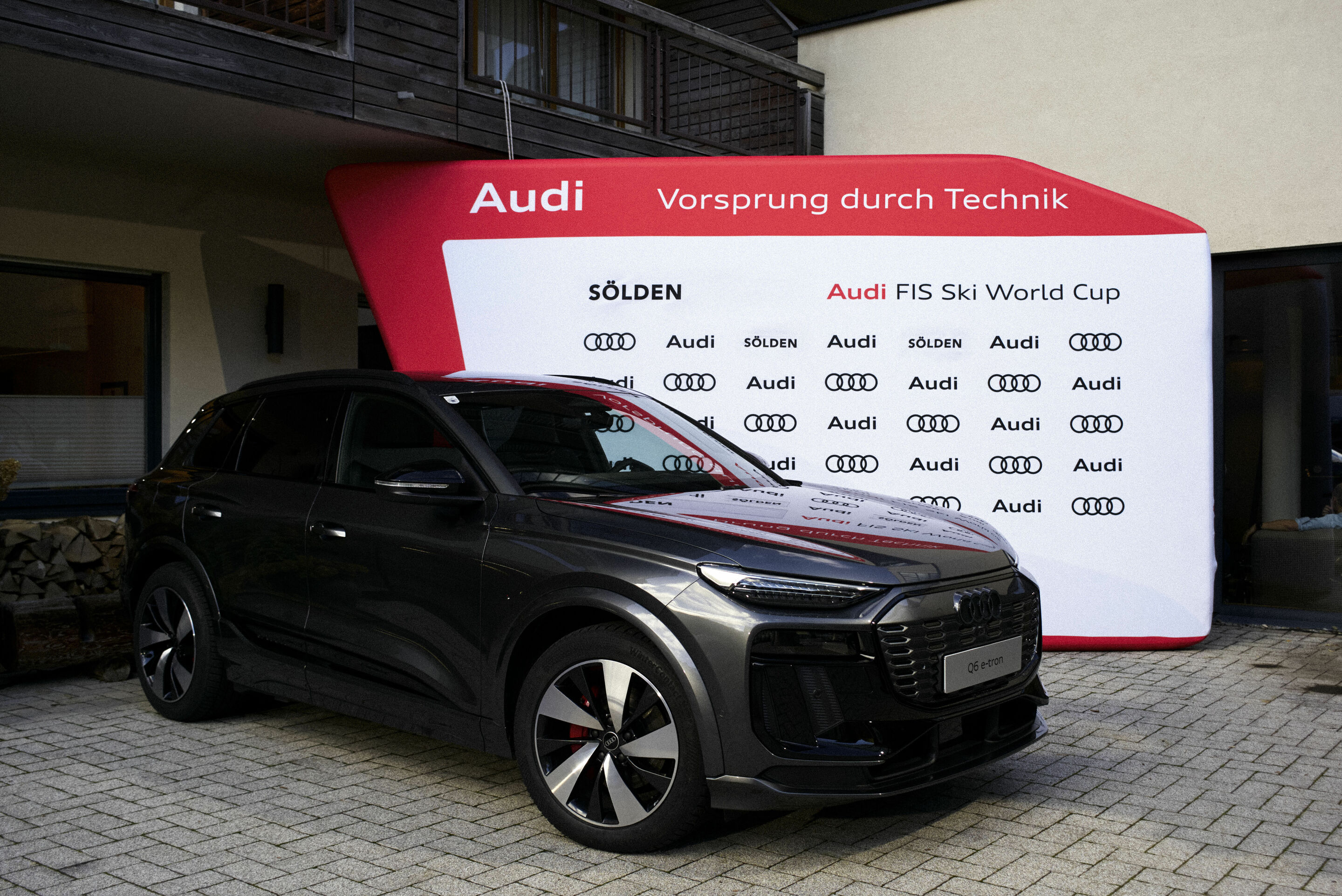 Audi beim Ski-Weltcup-Auftakt in Sölden - Der neue Audi Q6 e-tron beim Ski-Weltcup-Auftakt in Sölden