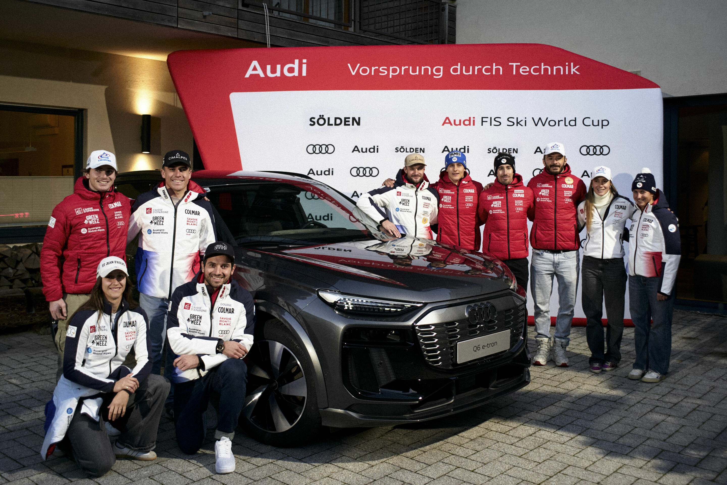 Audi beim Ski-Weltcup-Auftakt in Sölden - Die Ski-Profis mit dem neuen Audi Q6 e-tron.