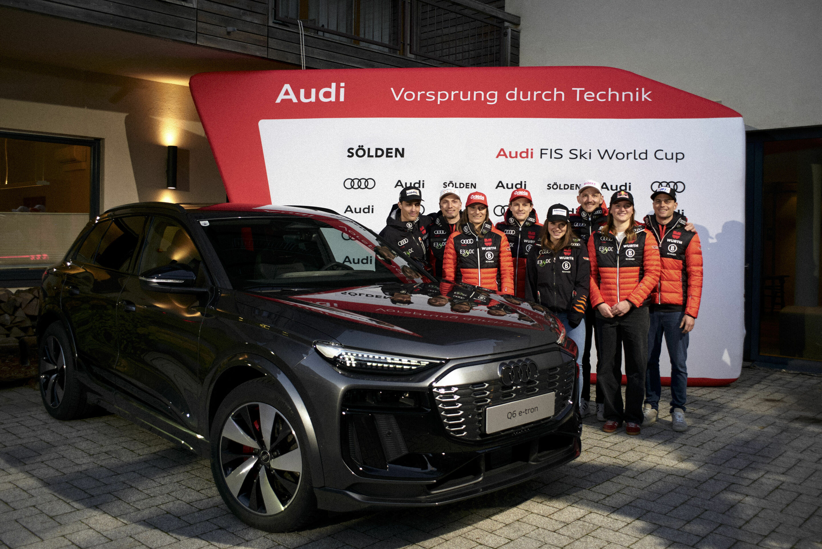Audi beim Ski-Weltcup-Auftakt in Sölden - Die Ski-Profis mit dem neuen Audi Q6 e-tron.