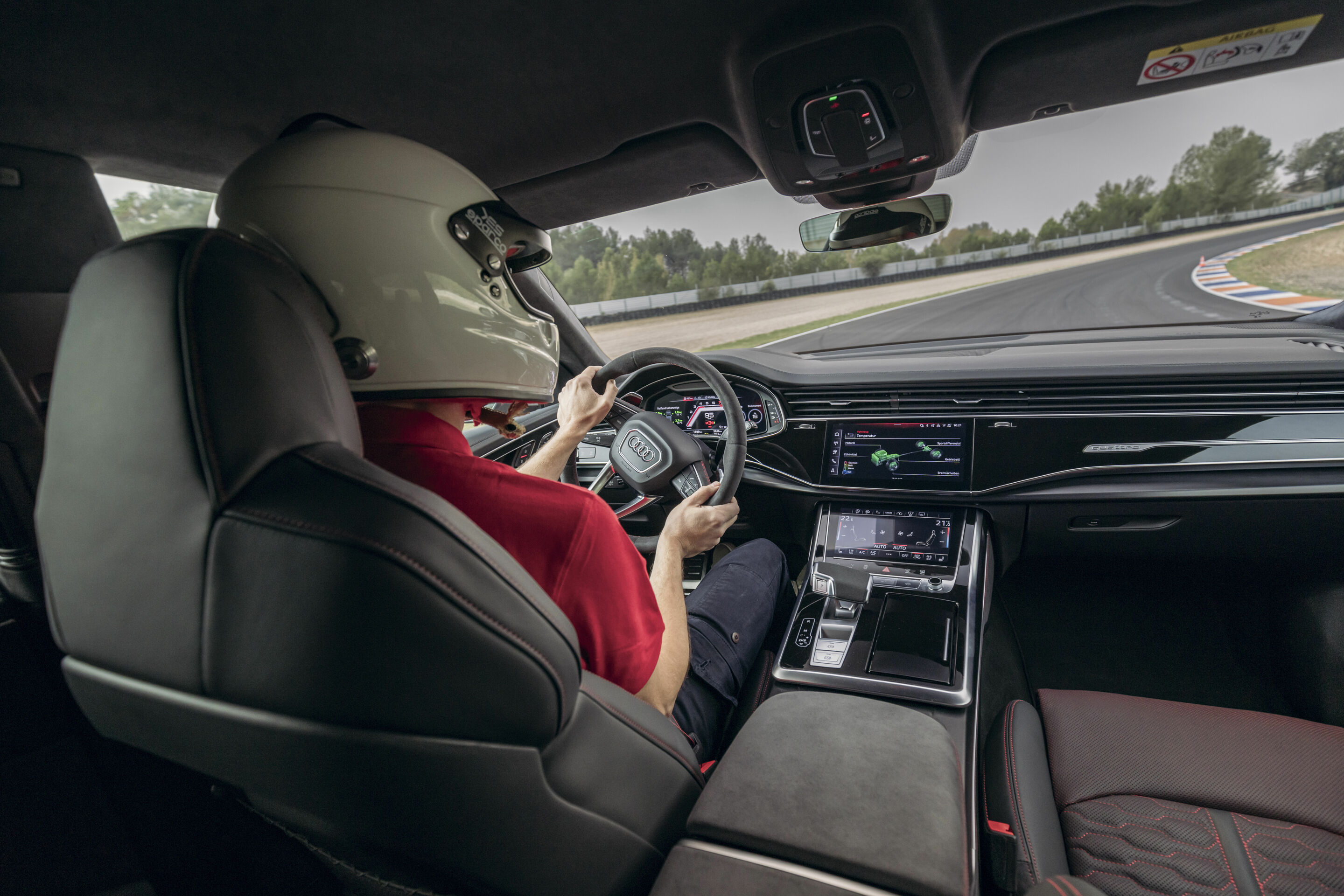 Fahrwerksentwickler Roland Waschkau - Fahrwerksentwickler Roland Waschkau, seit über 25 Jahren für Audi tätig, weiß den RS Q8 performance zielsicher über den ParcMotor Castellolí zu steuern.