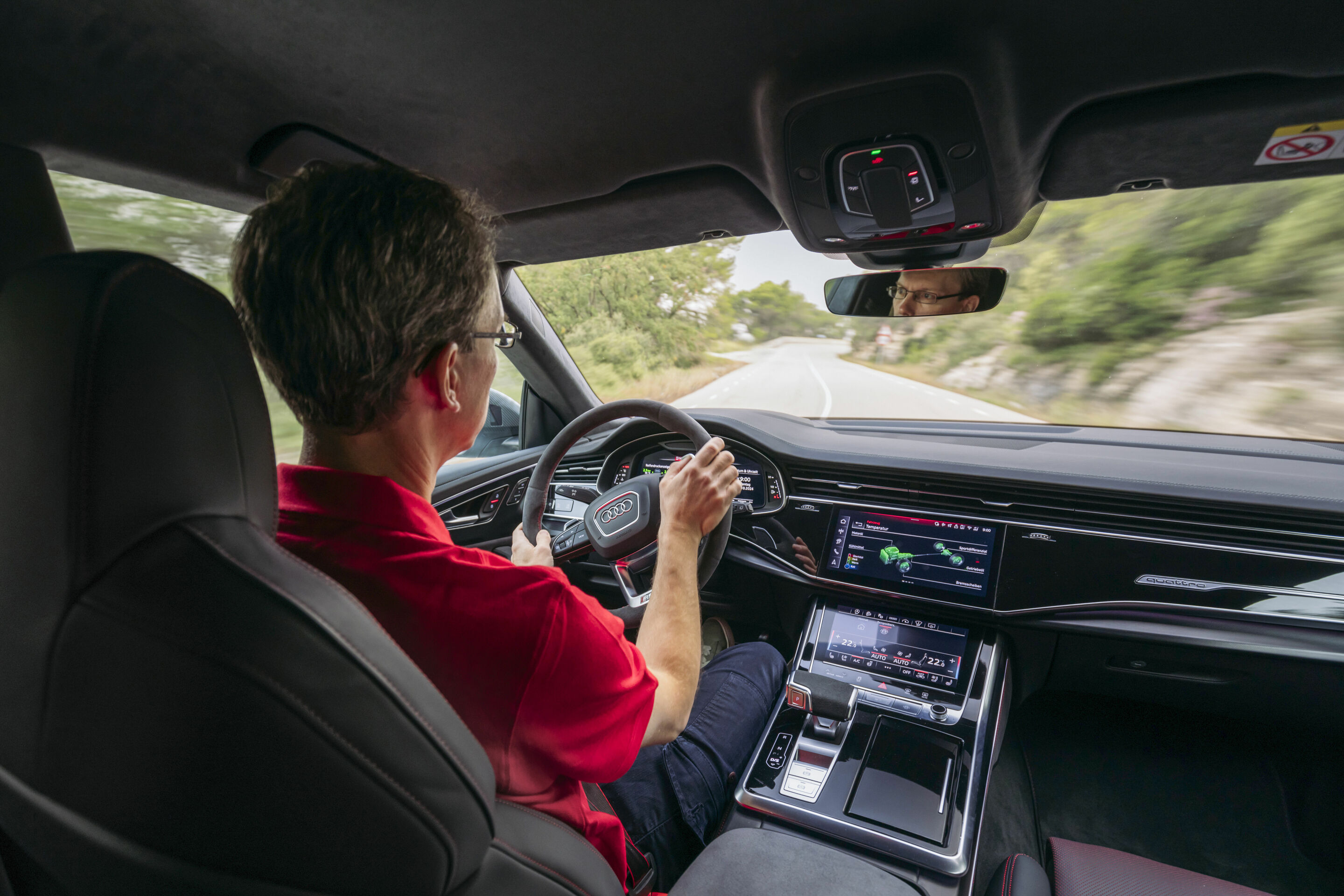 Fahrwerksentwickler Roland Waschkau - Roland Waschkau, seit über 25 Jahren für Audi tätig, weiß den RS Q8 performance zielsicher über die spanischen Landstraßen zu steuern.