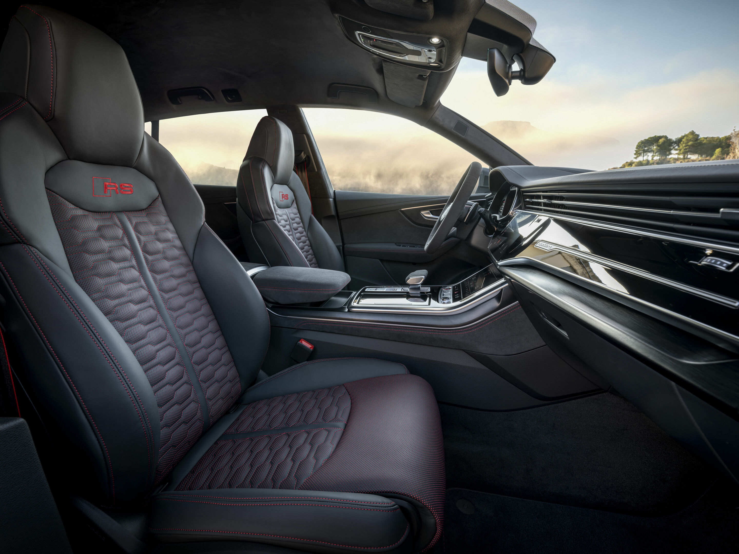 Audi RS Q8 performance - Die perforierten Sitzmittelbahnen mit Wabensteppung verfügen über einen Einleger in Blau, Rot oder Grau sind Bestandteil des RS-Designpakets plus.
Standaufnahme,
Farbe: Satellitsilber Metallic