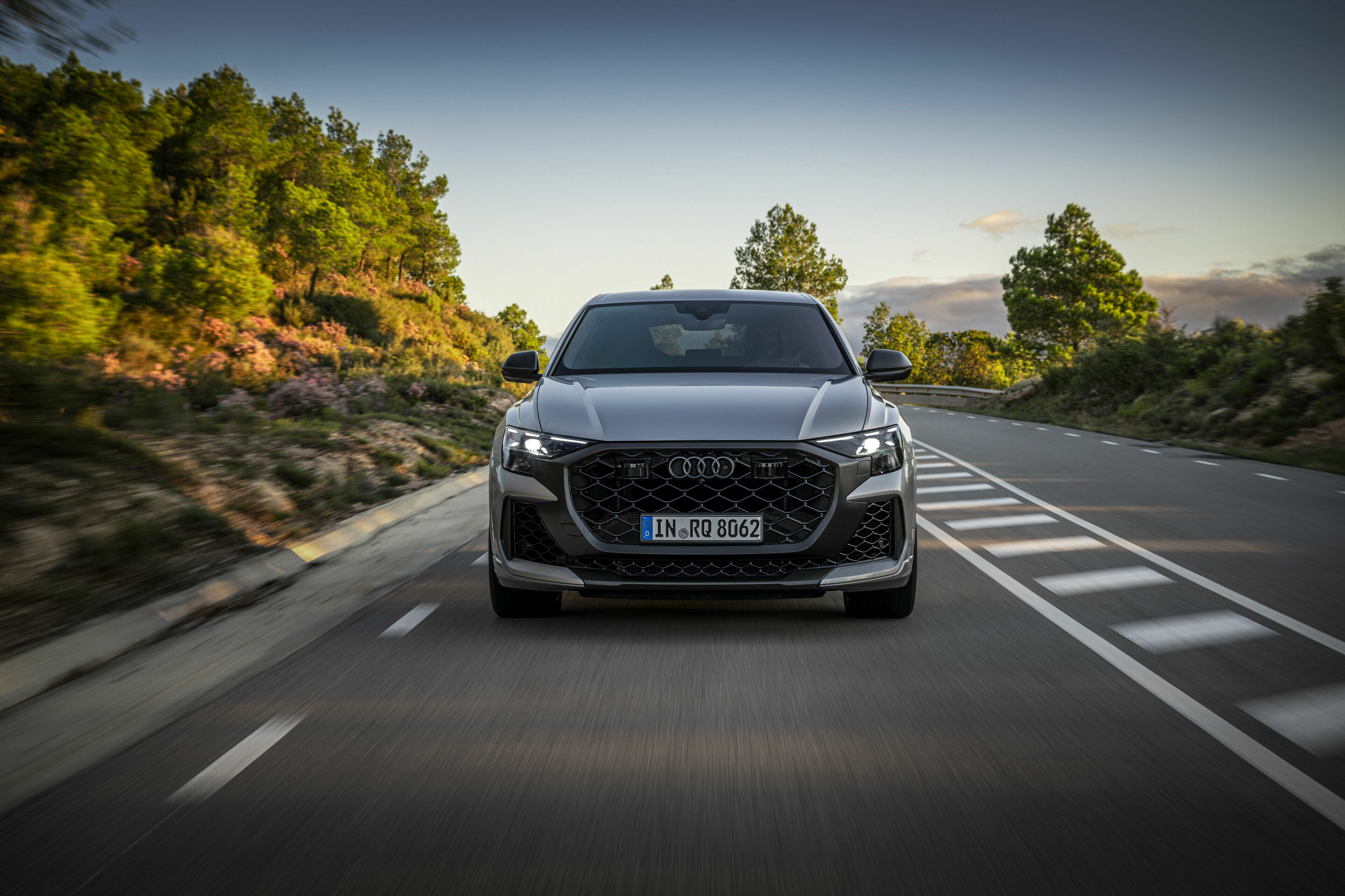 Audi RS Q8 performance - Fahraufnahme,
Farbe: Satellitsilber Metallic