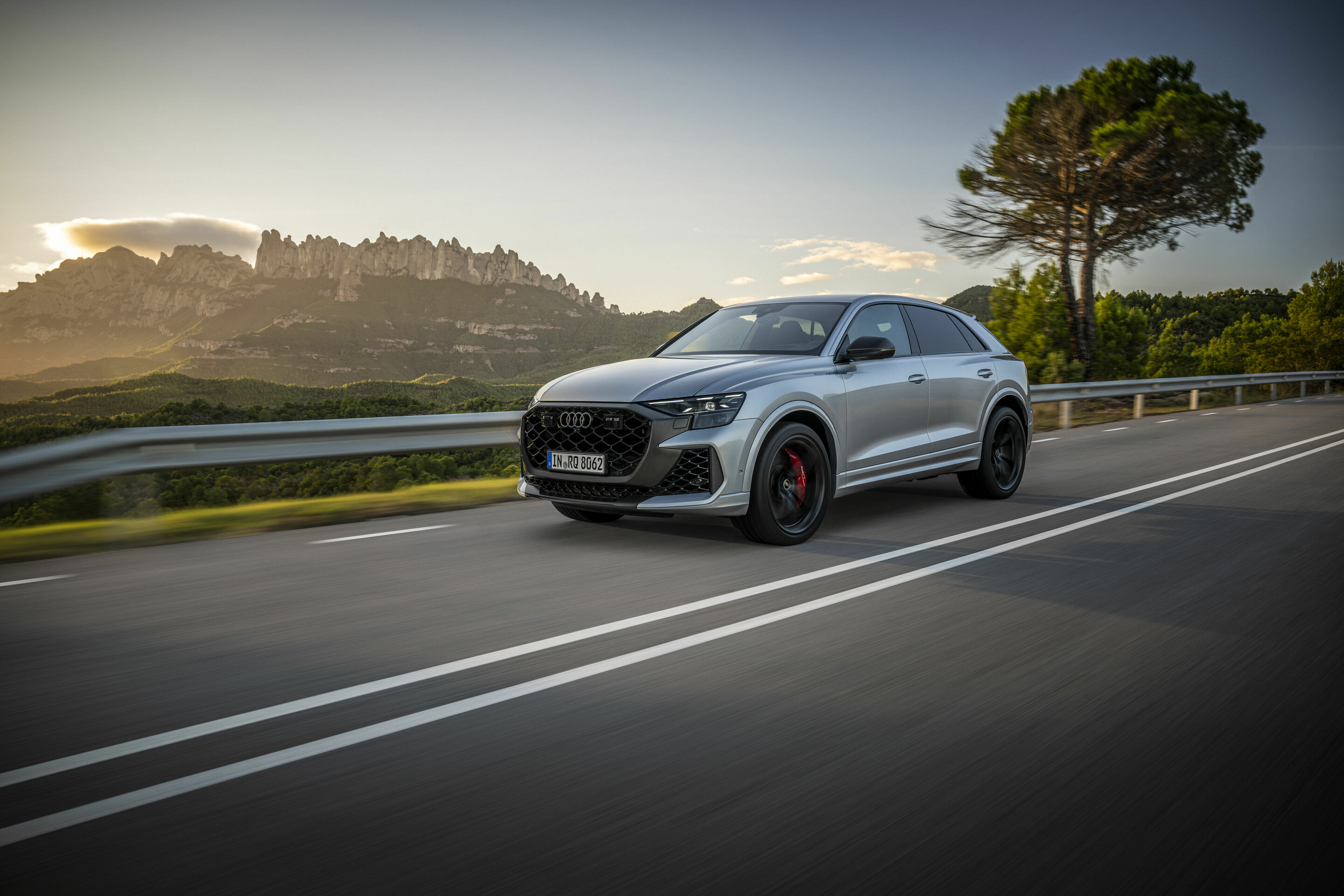 Audi RS Q8 performance - Fahraufnahme,
Farbe: Satellitsilber Metallic