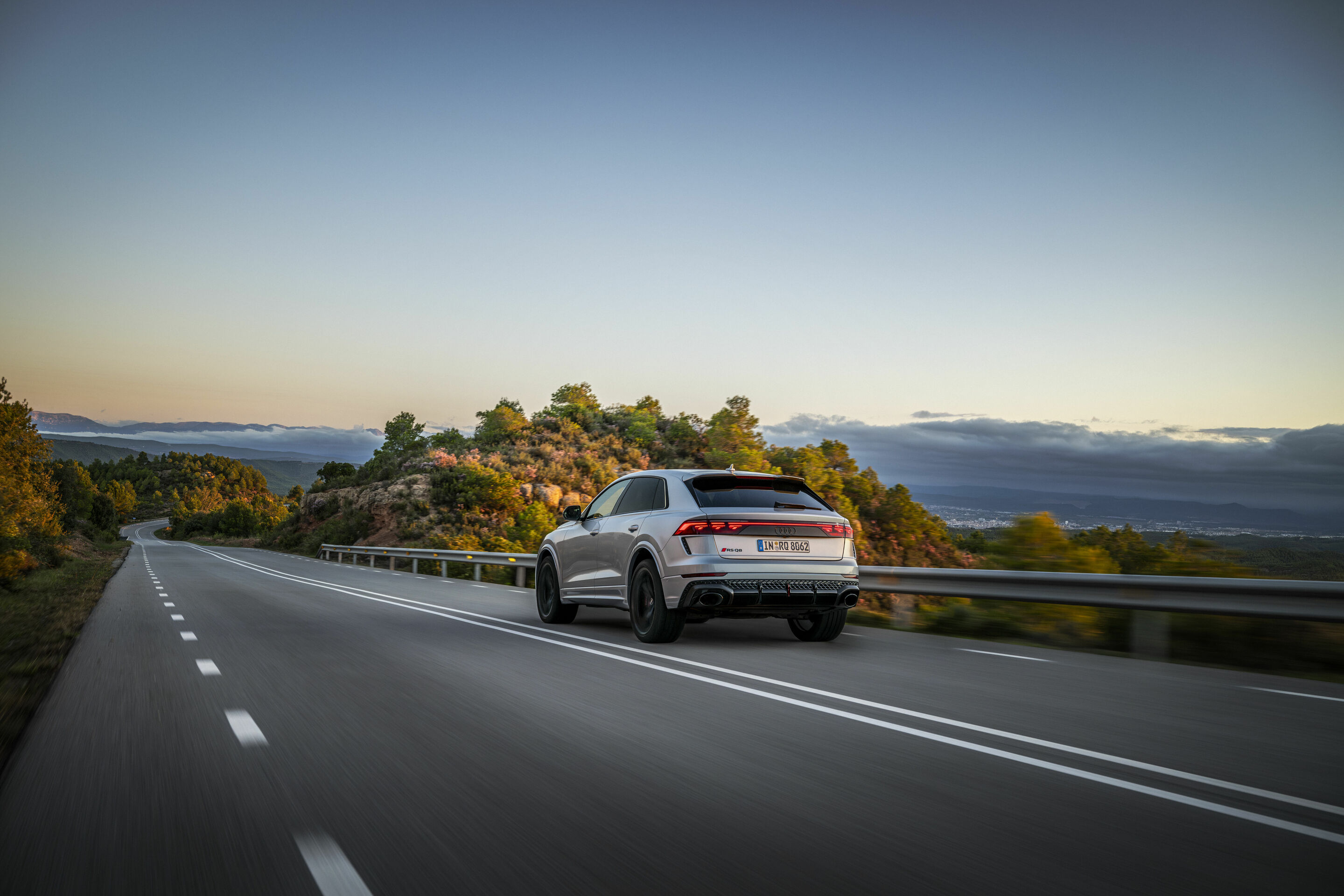 Audi RS Q8 performance - Fahraufnahme,
Farbe: Satellitsilber Metallic
