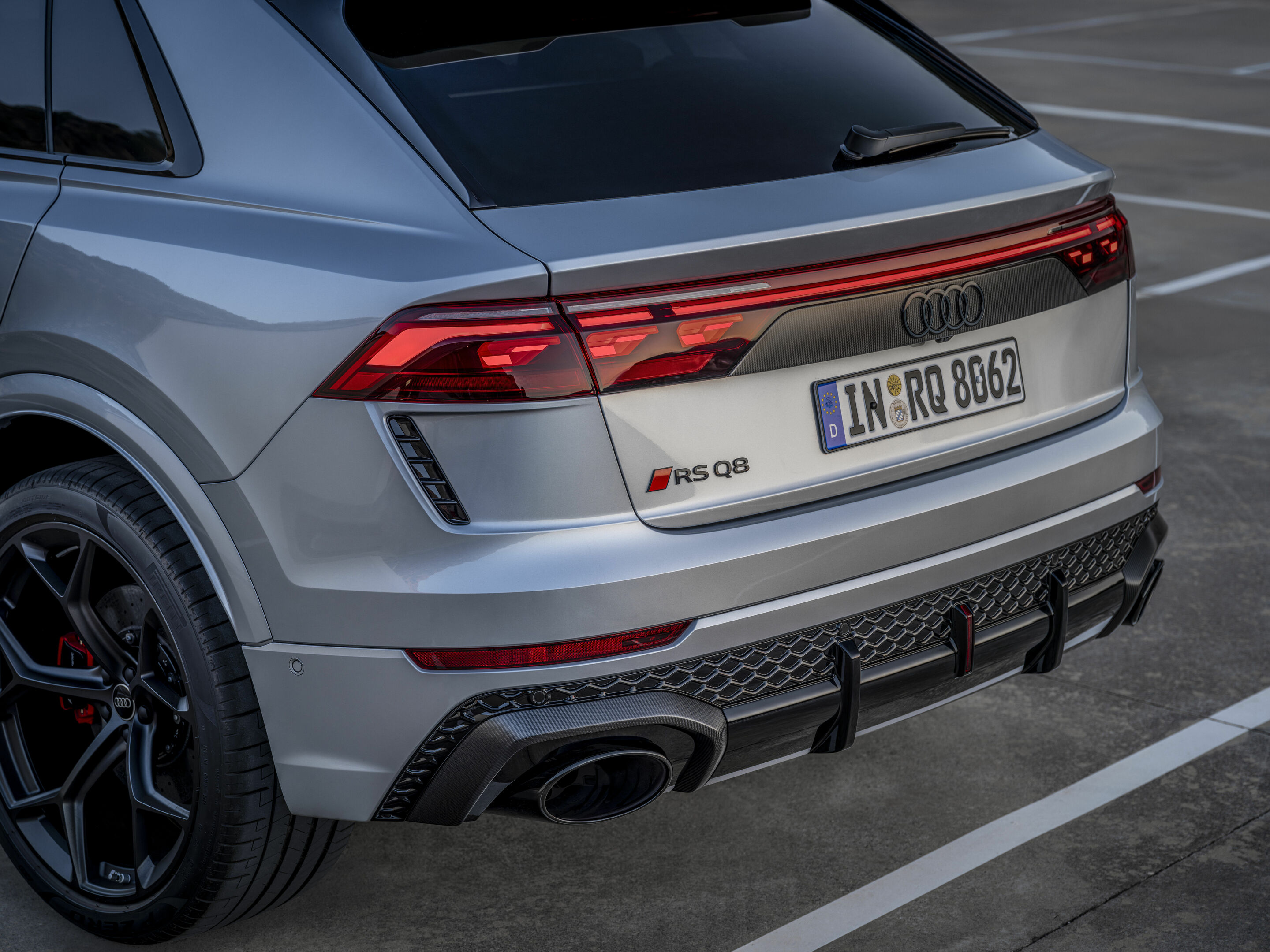 Audi RS Q8 performance - Optional sorgt die RS-Sportabgasanlage, erkennbar durch ihre schwarz glänzenden, ovalen Endrohre, für ein deutlich gesteigertes Klangerlebnis.
Standaufnahme,
Farbe: Satellitsilber Metallic