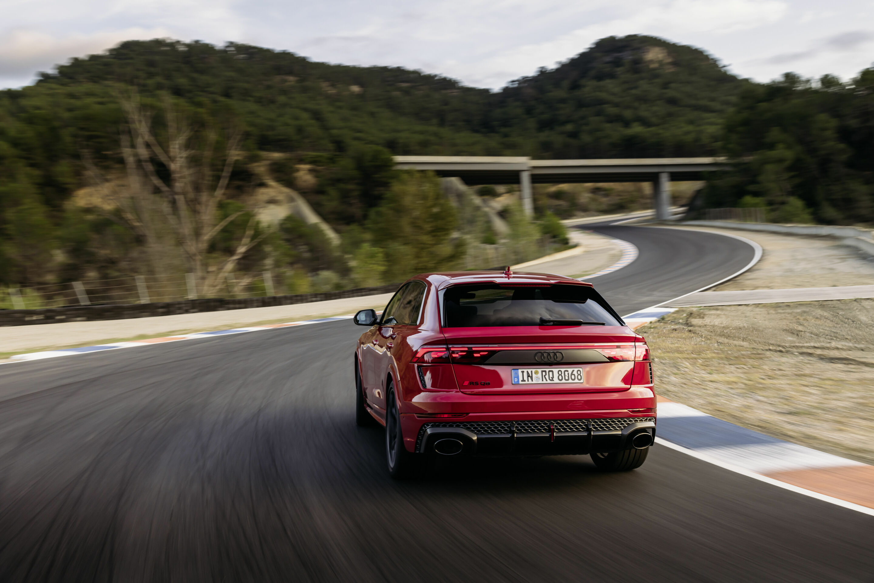 Audi RS Q8 performance - Fahraufnahme,
Farbe: Chilirot Metallic
