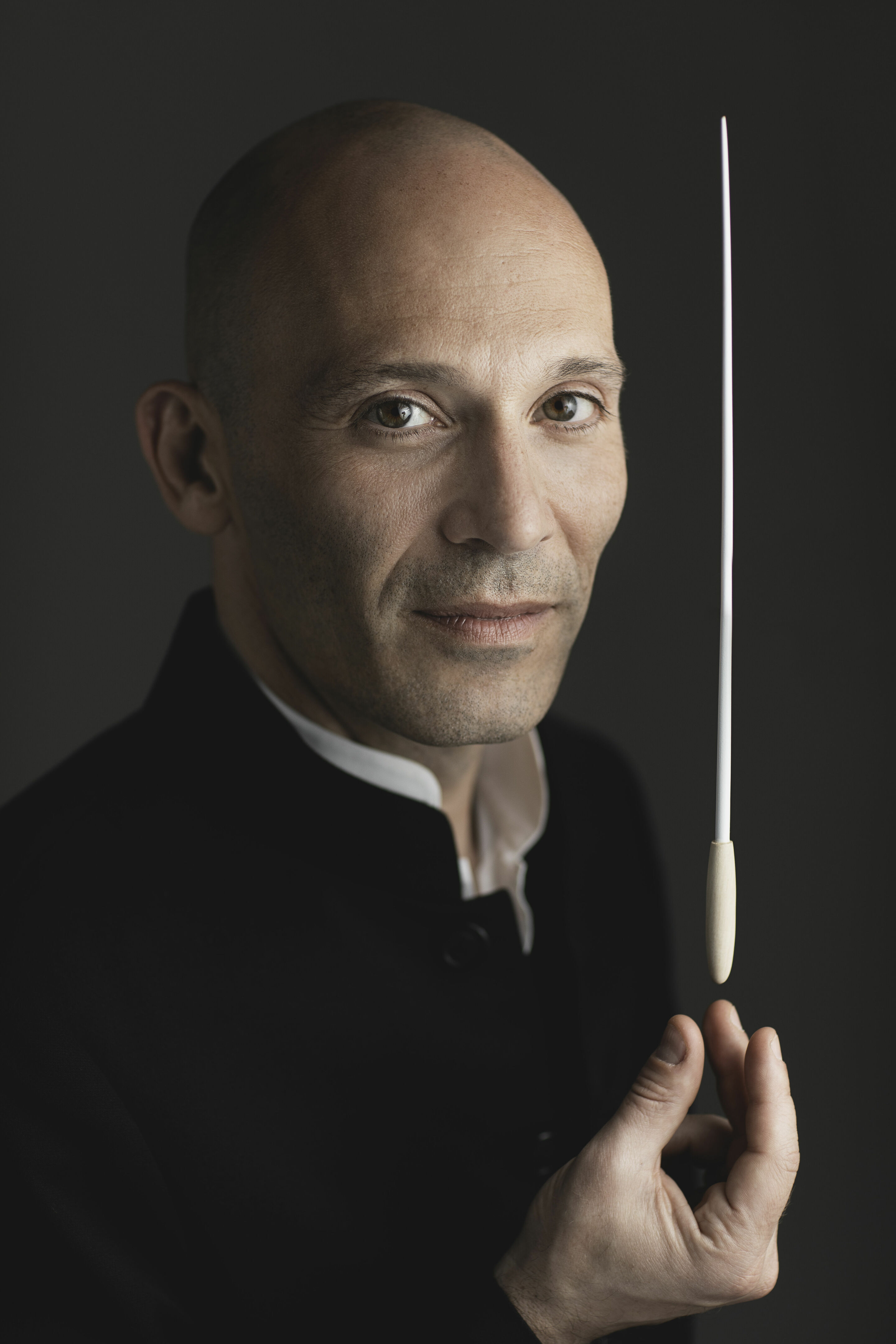 Audi Weihnachtskonzert 2024 - Ariel Zuckermann, Leiter des Georgischen Kammerorchesters Ingolstadt und Solist (Flöte)
