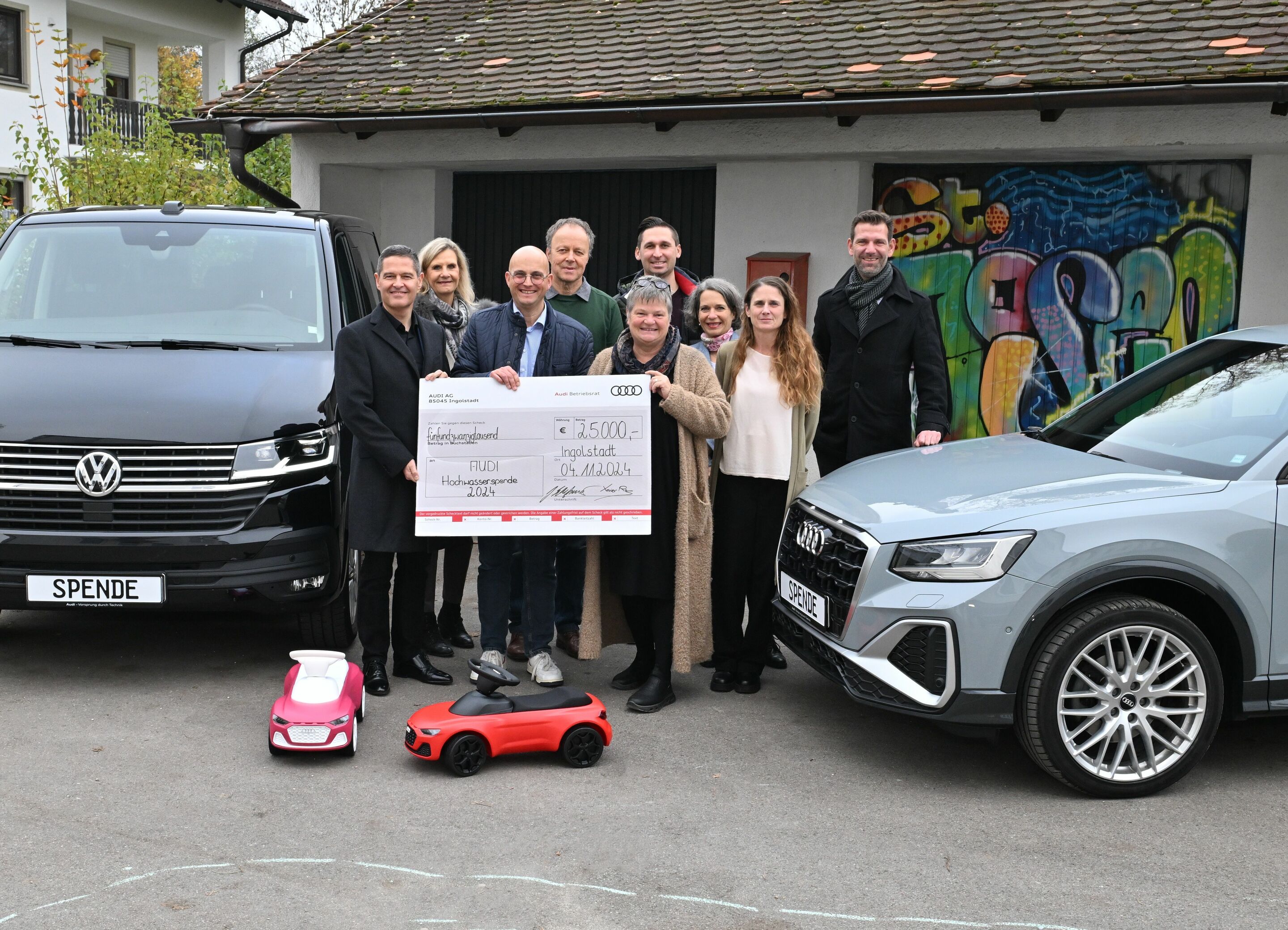 Audi Belegschaft unterstützt Kinder- und Jugendhilfezentrum nach Hochwasserkatastrophe - v.l.: Xavier Ros (Personalvorstand AUDI AG), Ute Röding (Leiterin Audi Corporate Citizenship), Jörg Schlagbauer (Vorsitzender des Audi Betriebsrats), Jochen Semle...