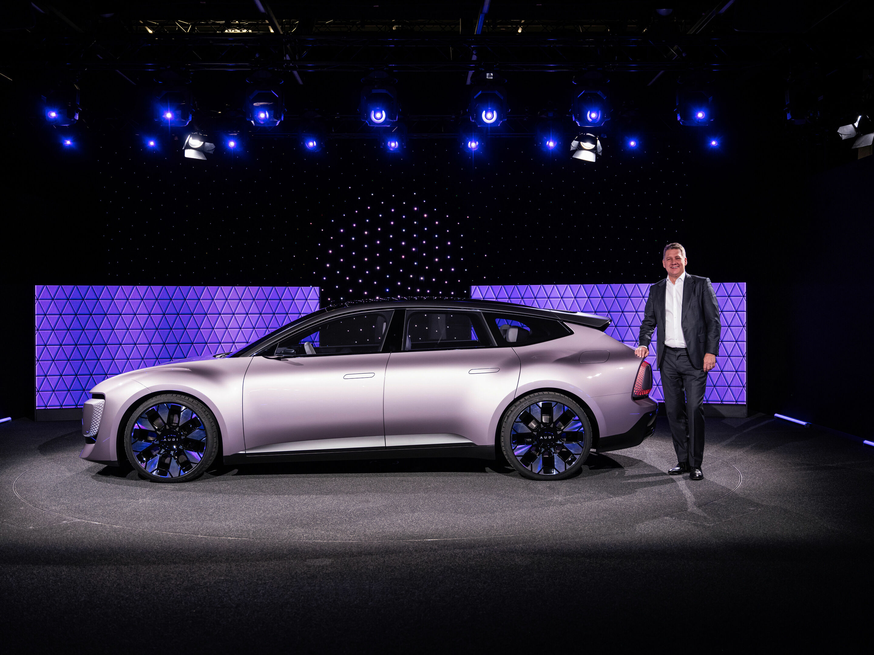AUDI E concept - Gernot Döllner, Vorsitzender des Vorstands der AUDI AG
Standaufnahme, 
Farbe: Morning Haze