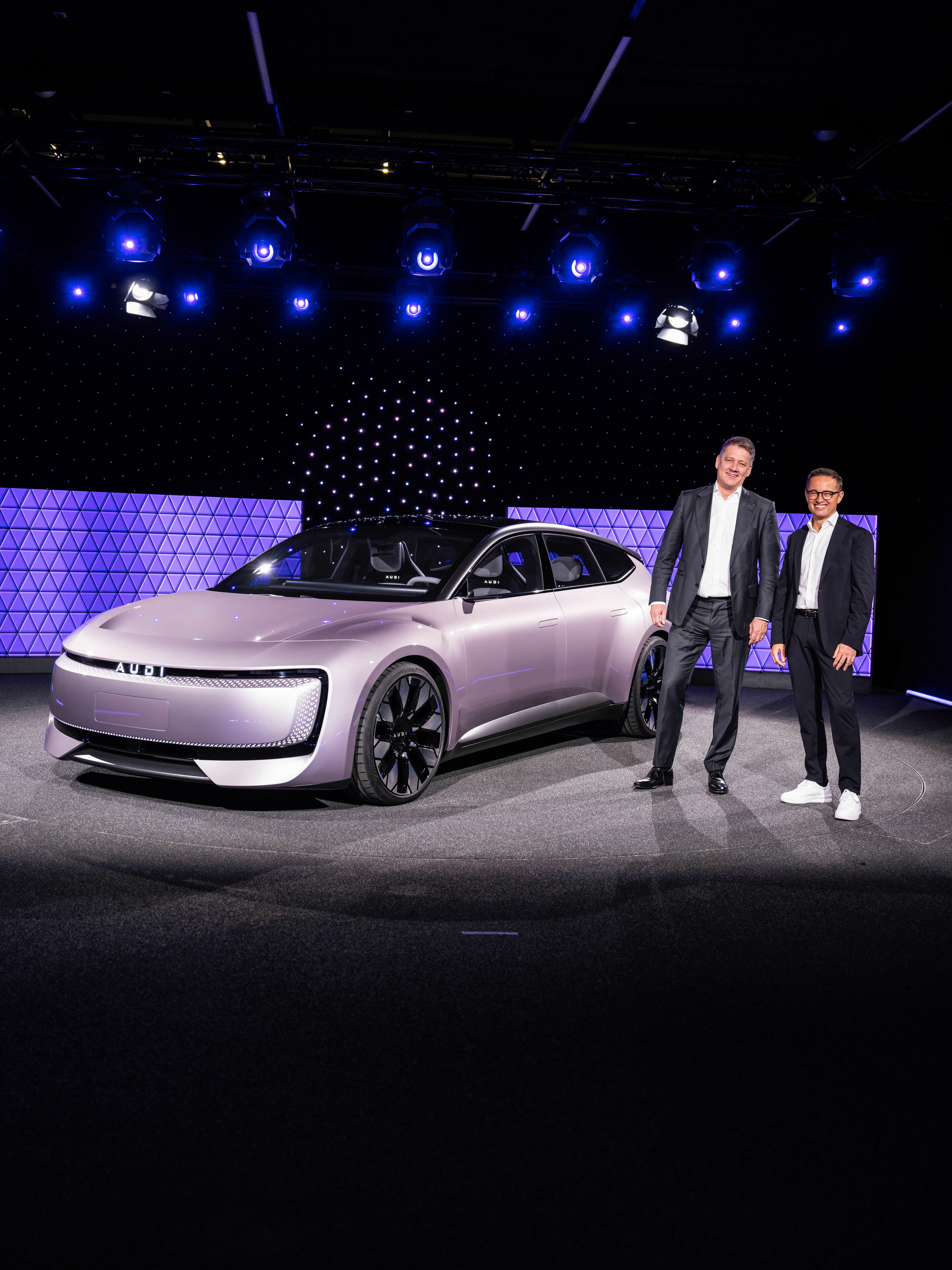 AUDI E concept - Gernot Döllner, Vorsitzender des Vorstands der AUDI AG (links), und Fermín Soneira, CEO des Kooperationsprojekts von Audi und SAIC
Standaufnahme, 
Farbe: Morning Haze