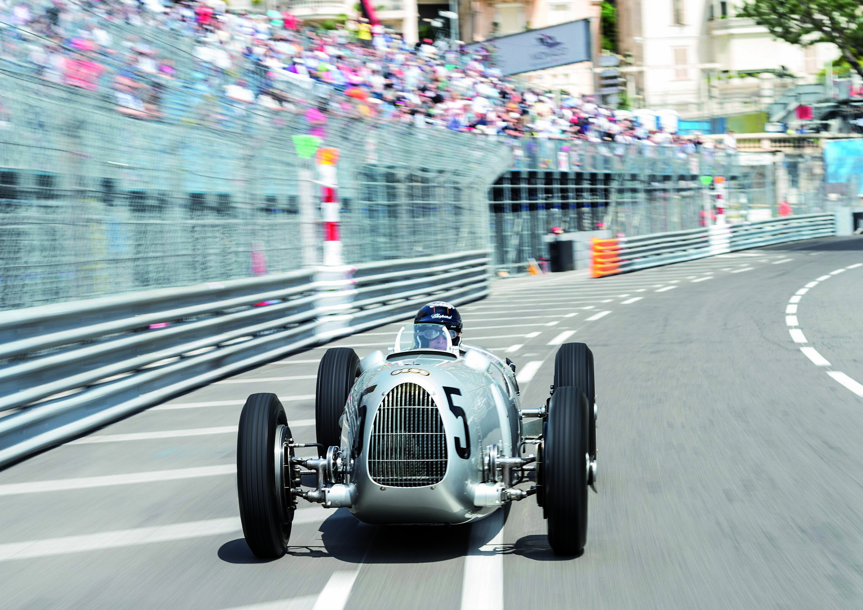 Audi Tradition mit Jacky Ickx in Monte Carlo - Zuschauermassen bestaunen die Fahrt von Jacky Ickx im Auto Union Typ C am Hafen.