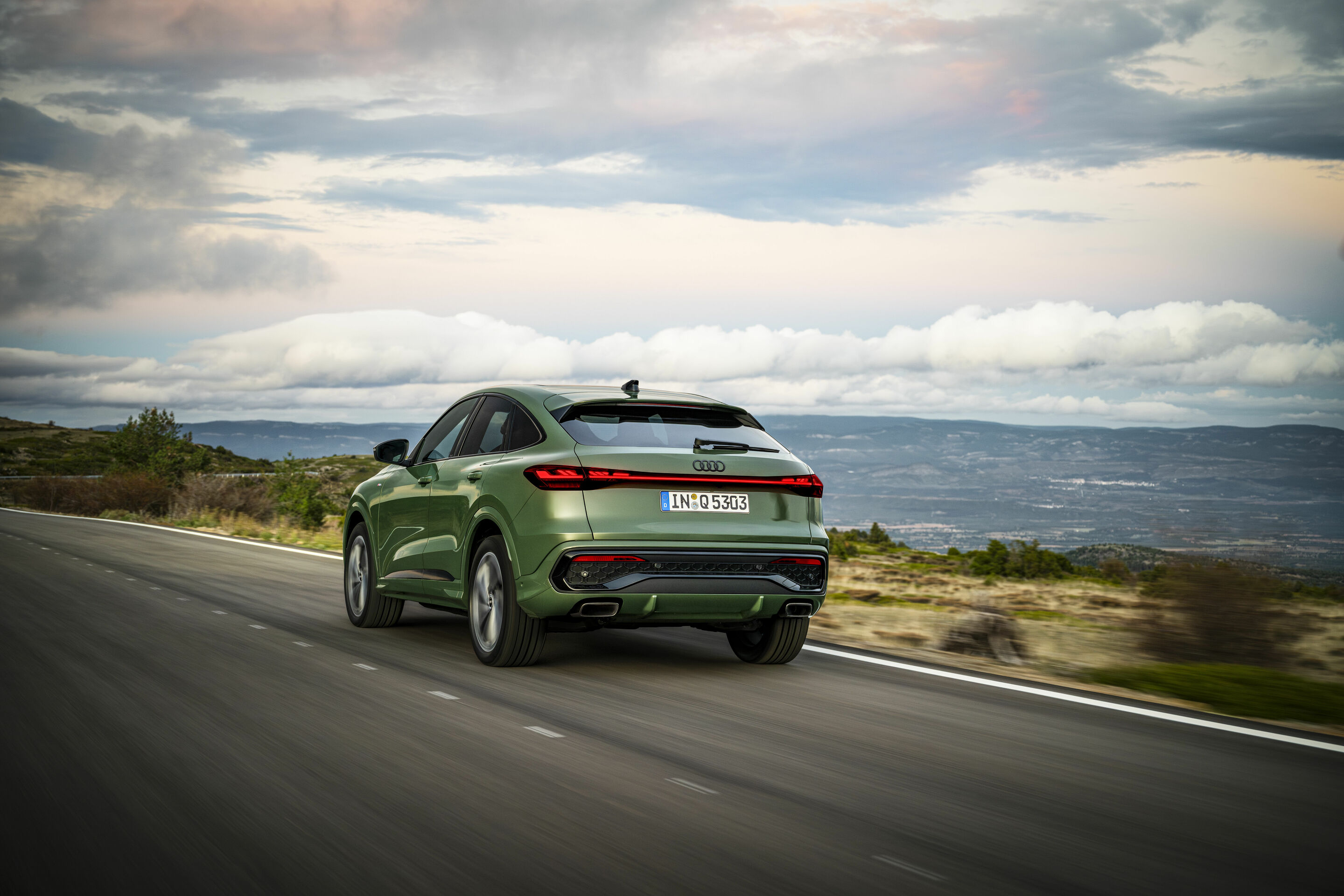 Audi Q5 Sportback - Fahraufnahme,
Farbe: Distriktgrün Metallic