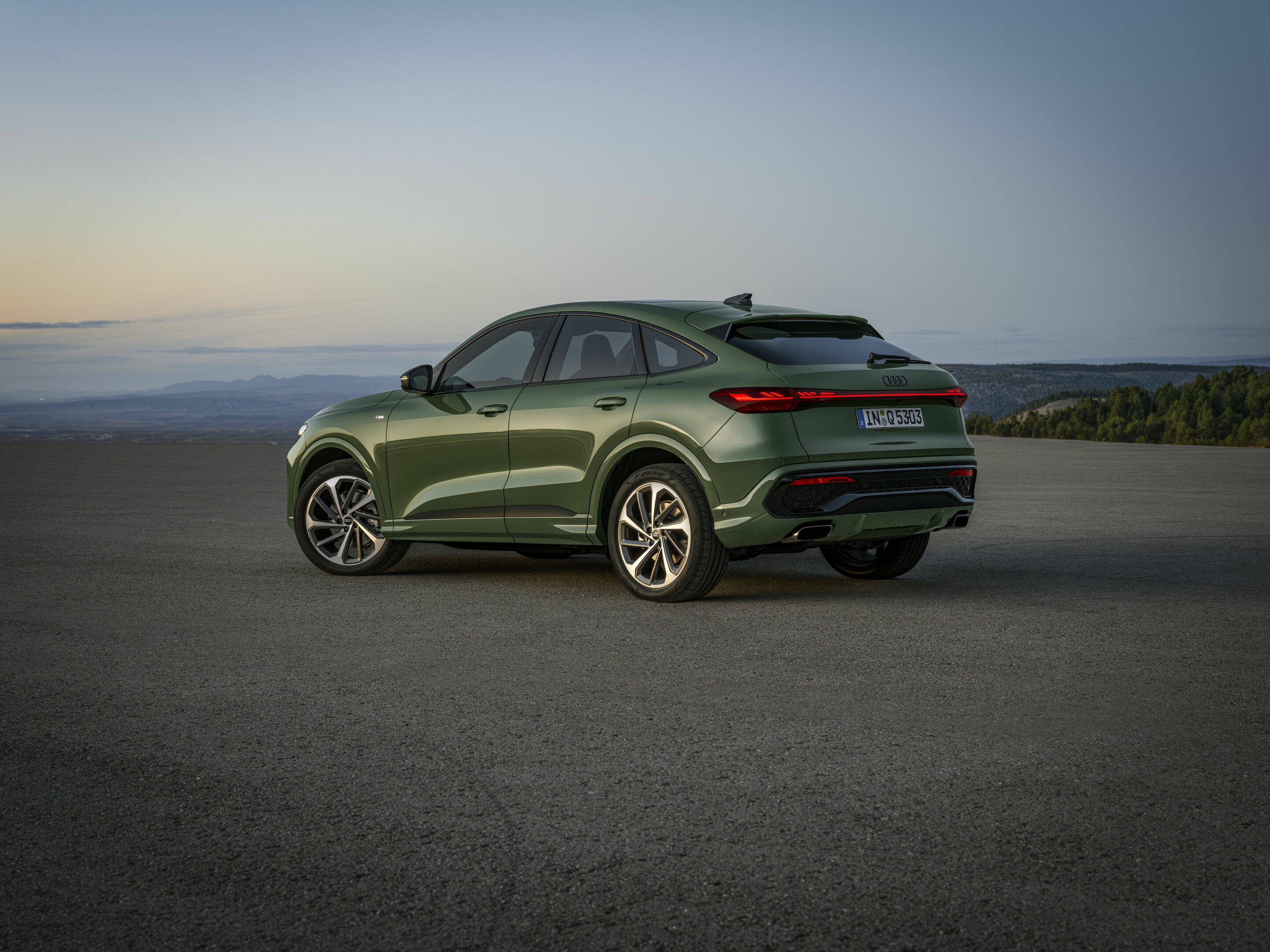 Audi Q5 Sportback - Static photo,
Colour: District green metallic