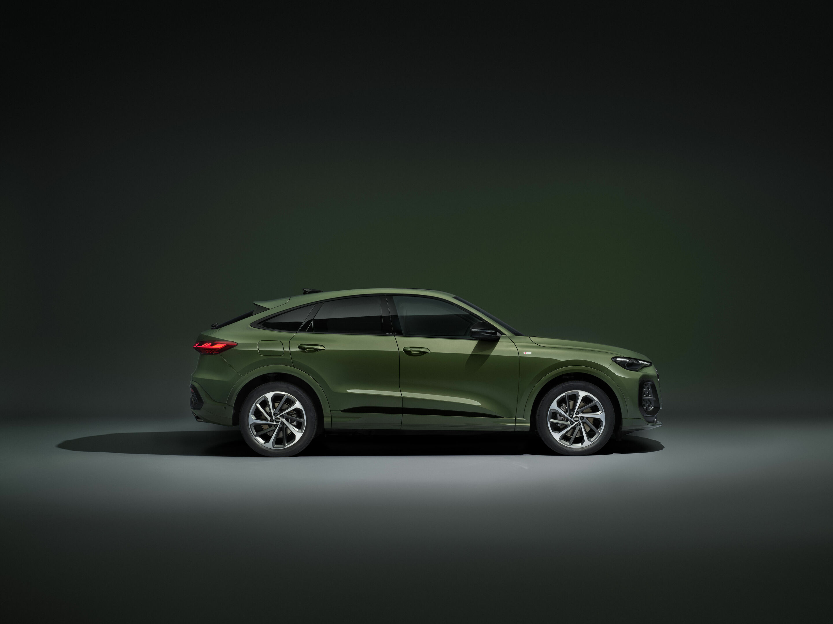 Audi Q5 Sportback - Static photo,
Colour: District green metallic
