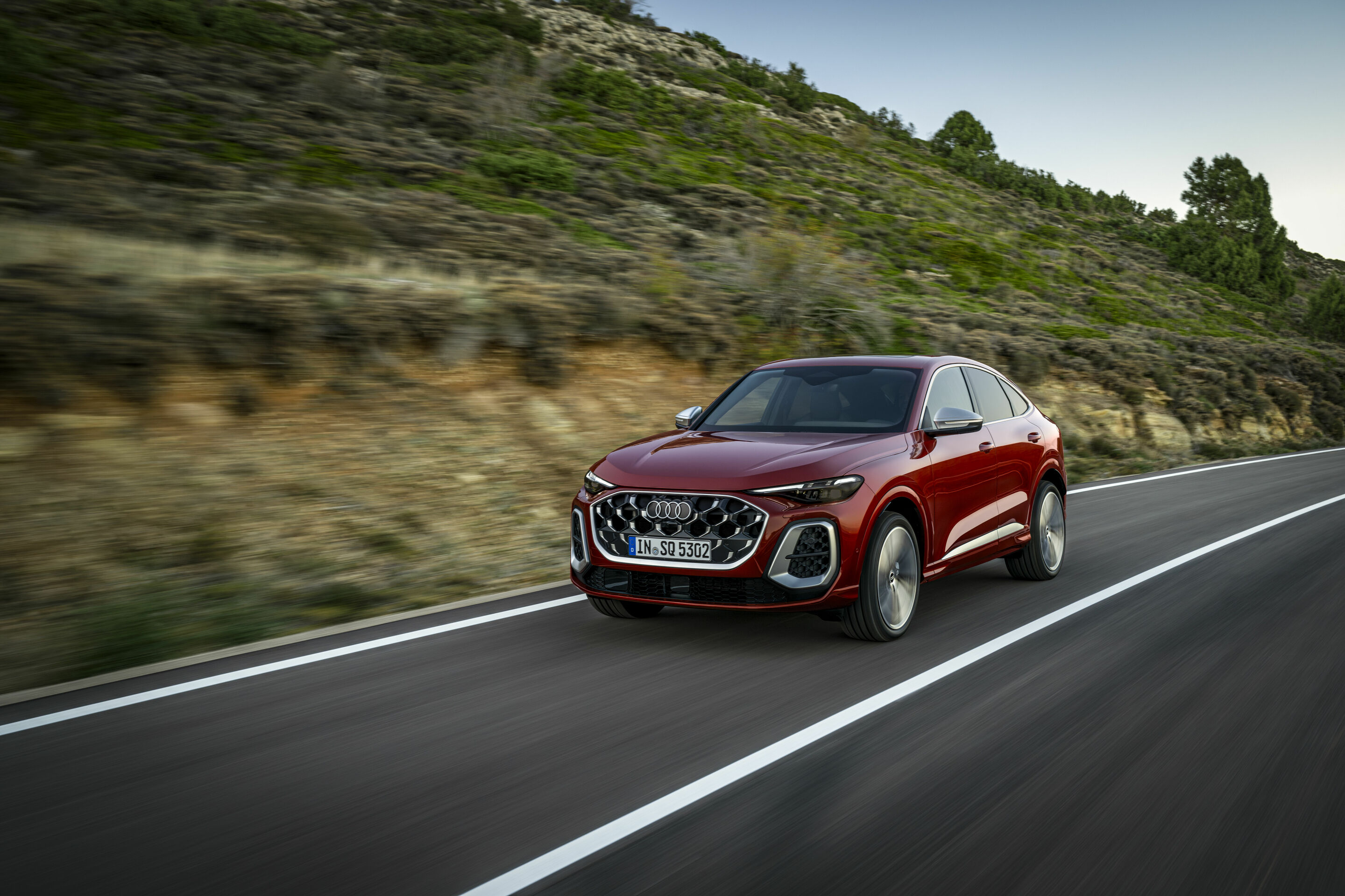 Audi SQ5 Sportback - Fahraufnahme,
Farbe: Grenadinrot Metallic