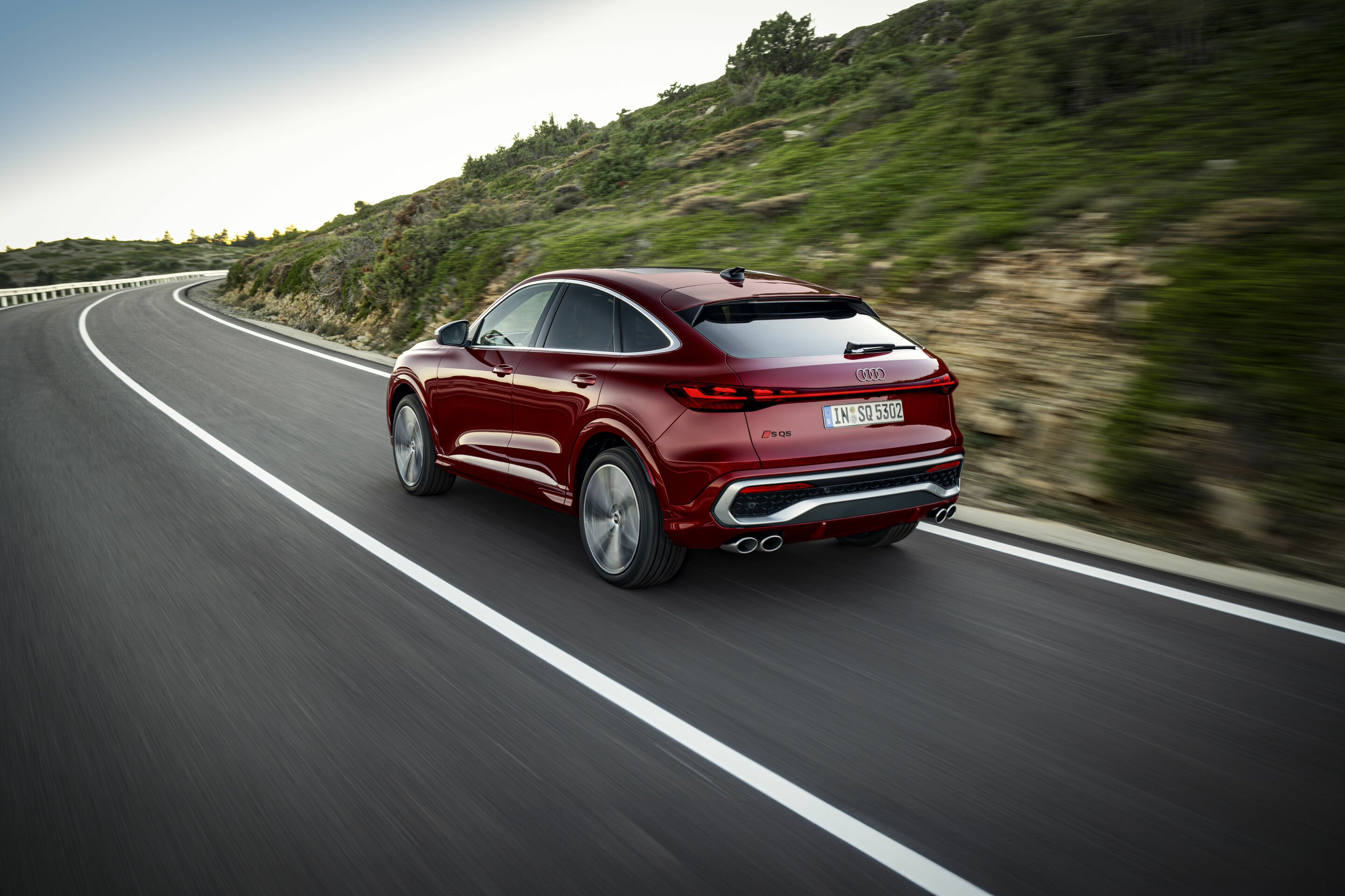 Audi SQ5 Sportback - Fahraufnahme,
Farbe: Grenadinrot Metallic