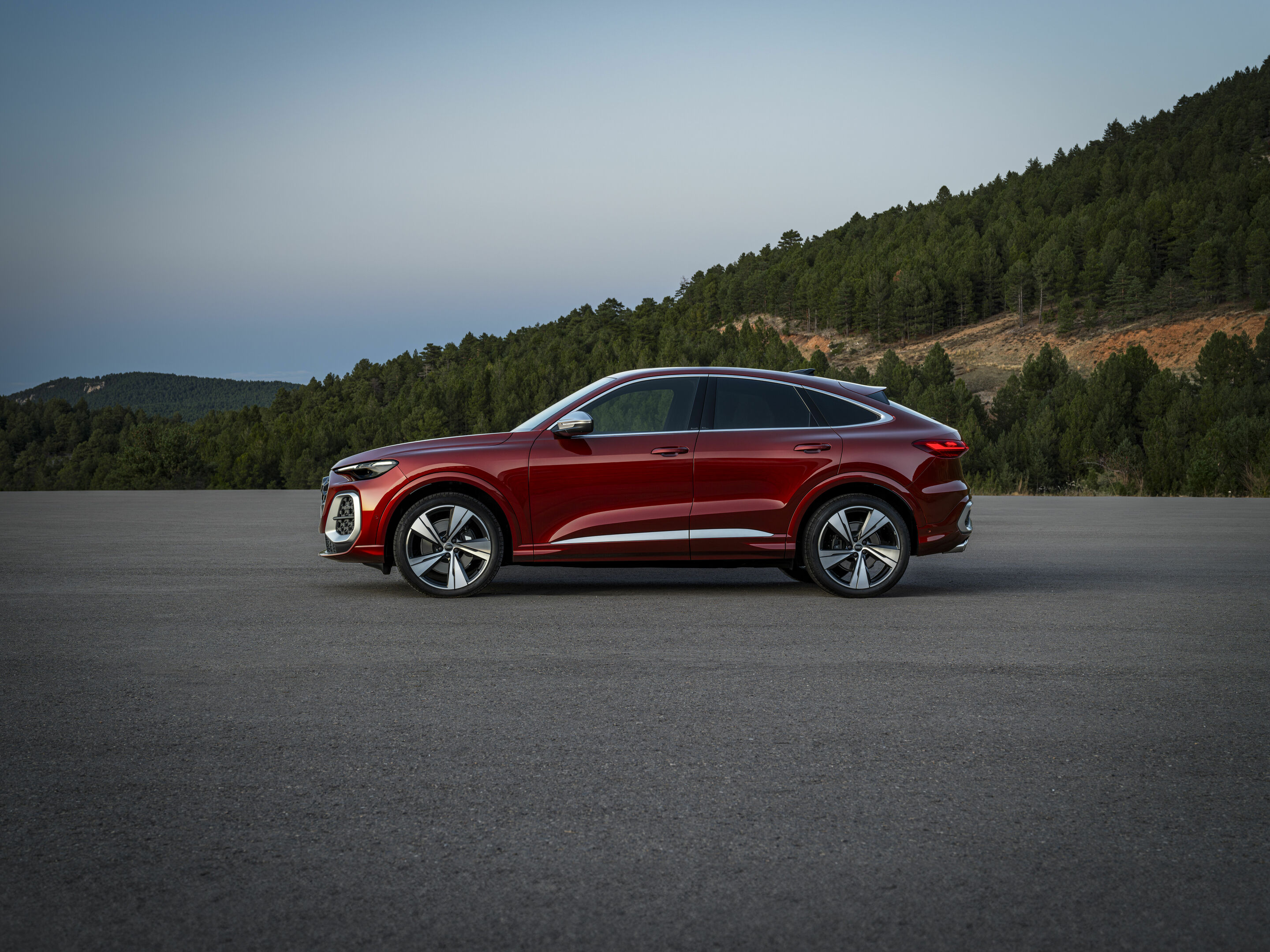 Audi SQ5 Sportback - Standaufnahme,
Farbe: Grenadinrot Metallic