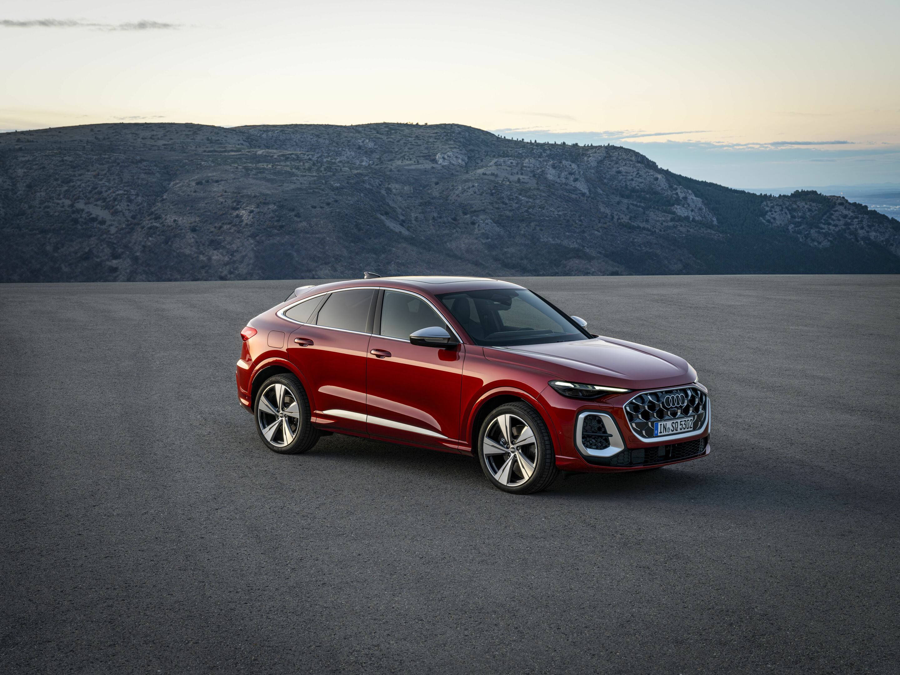 Audi SQ5 Sportback - Standaufnahme,
Farbe: Grenadinrot Metallic