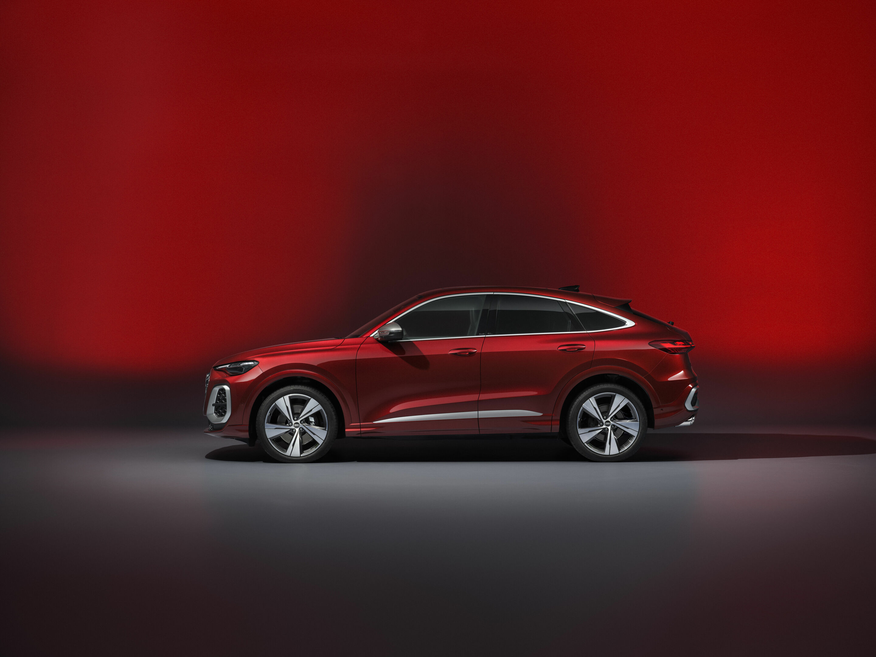 Audi SQ5 Sportback - Standaufnahme,
Farbe: Grenadinrot Metallic
