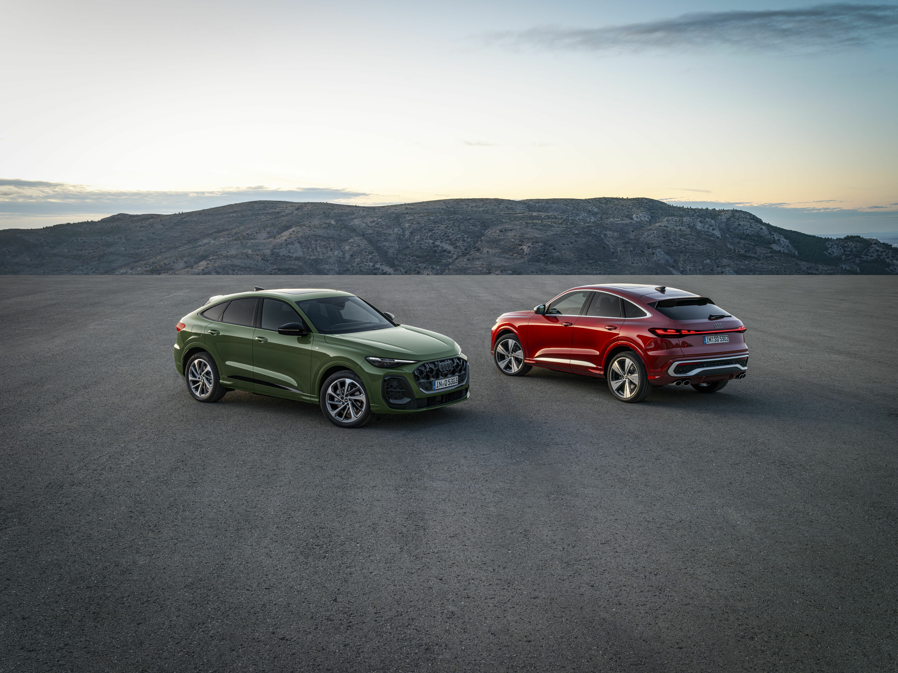 Audi Q5 Sportback/Audi SQ5 Sportback - Standaufnahme,
Farbe: Distriktgrün Metallic, Grenadinrot Metallic