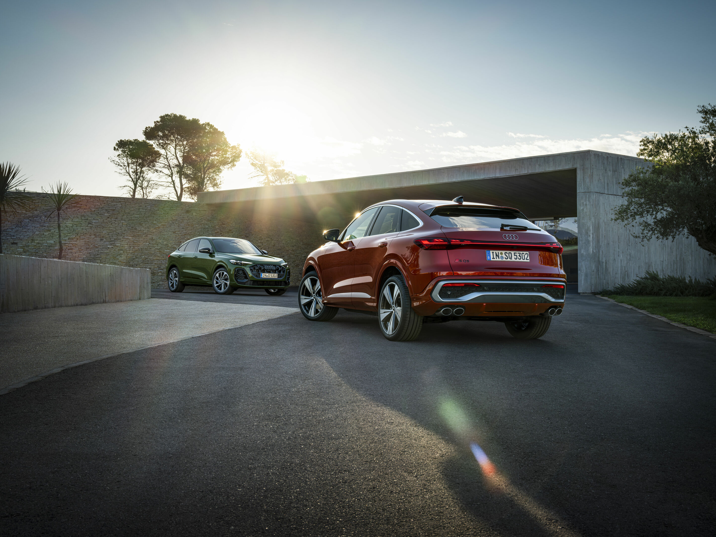 Audi Q5 Sportback/Audi SQ5 Sportback - Standaufnahme,
Farbe: Distriktgrün Metallic, Grenadinrot Metallic