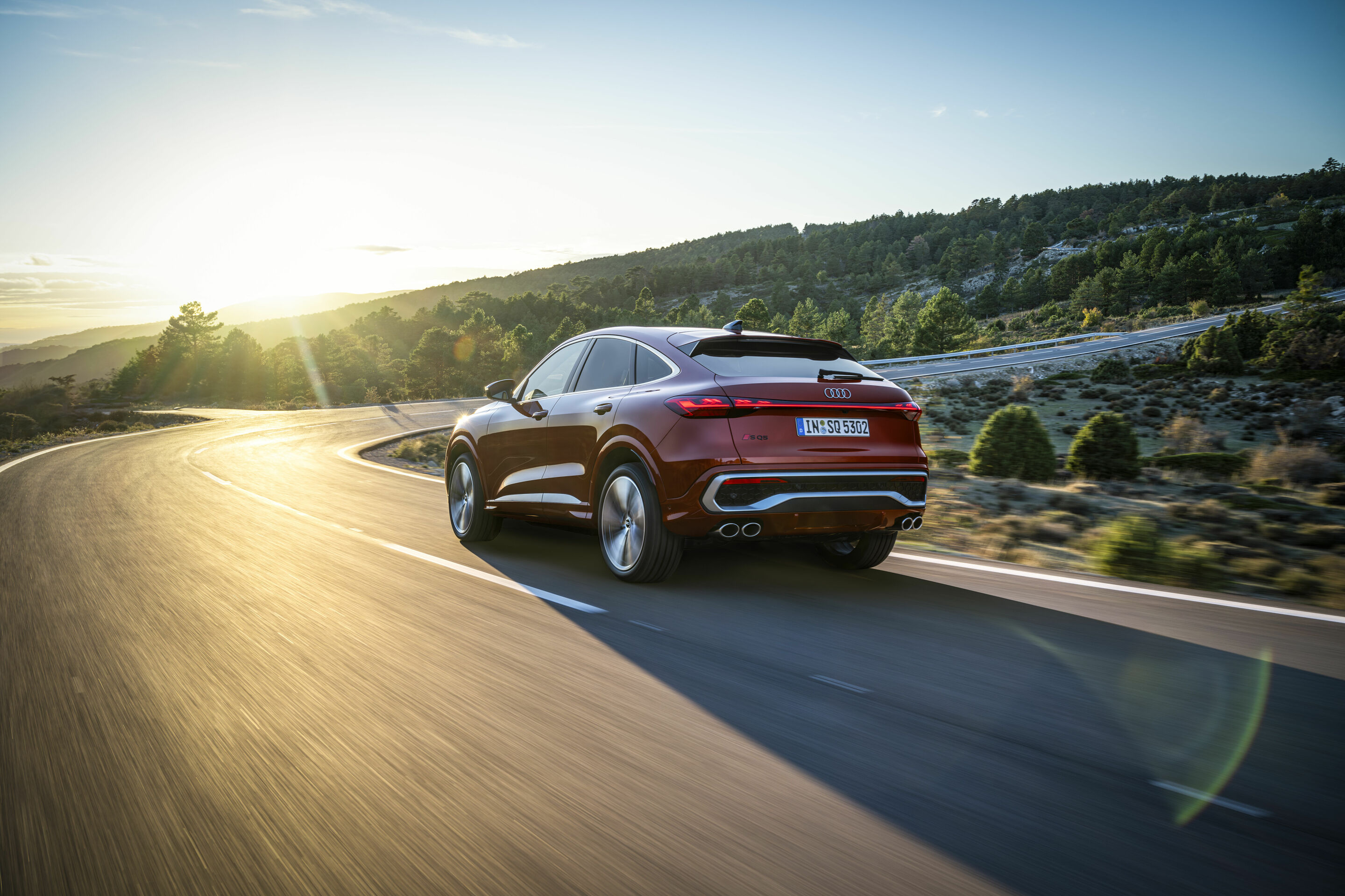 Audi SQ5 Sportback - Fahraufnahme,
Farbe: Grenadinrot Metallic