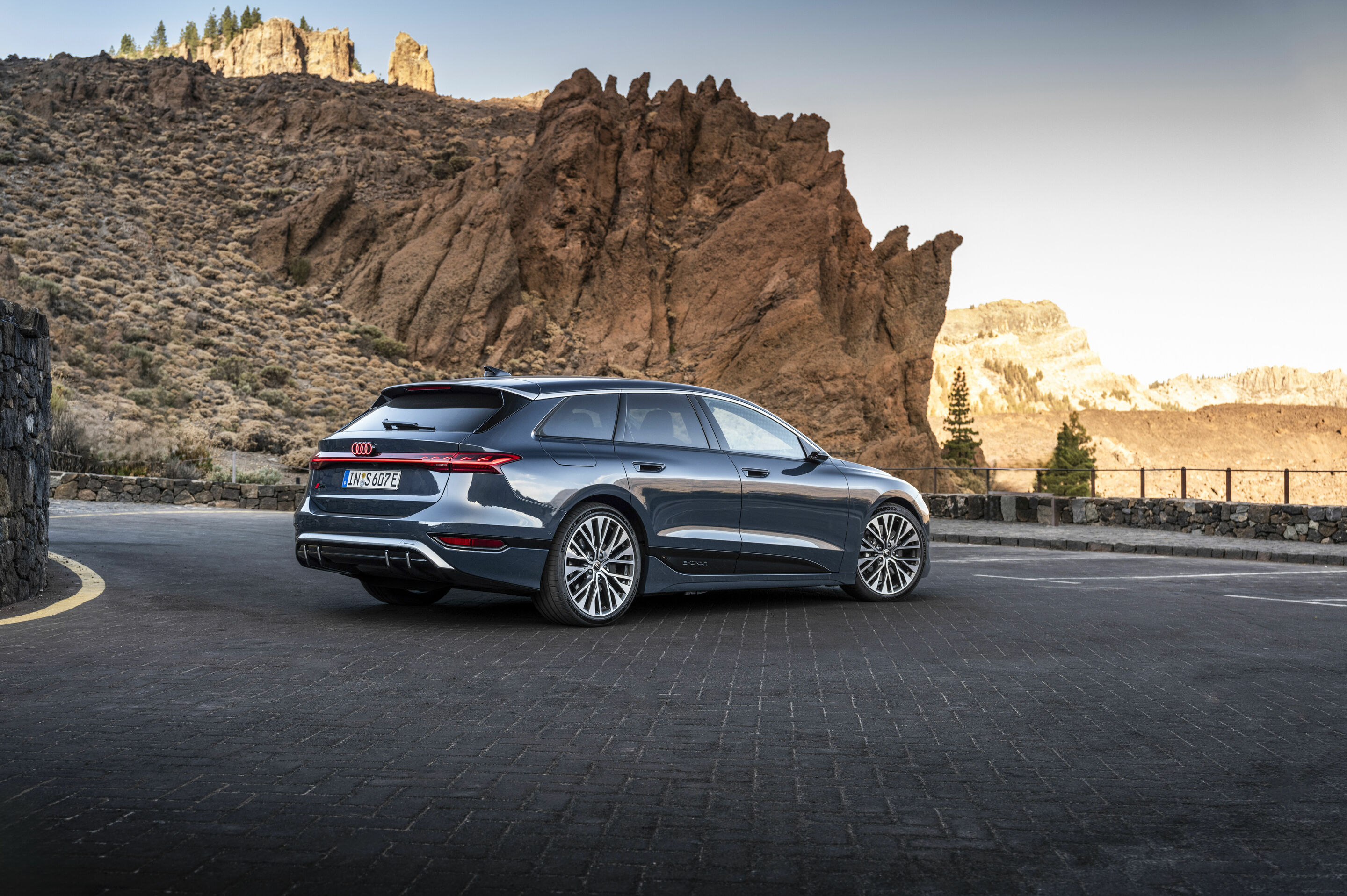 Audi S6 Avant e-tron - Standaufnahme,
Farbe: Plasmablau Metallic