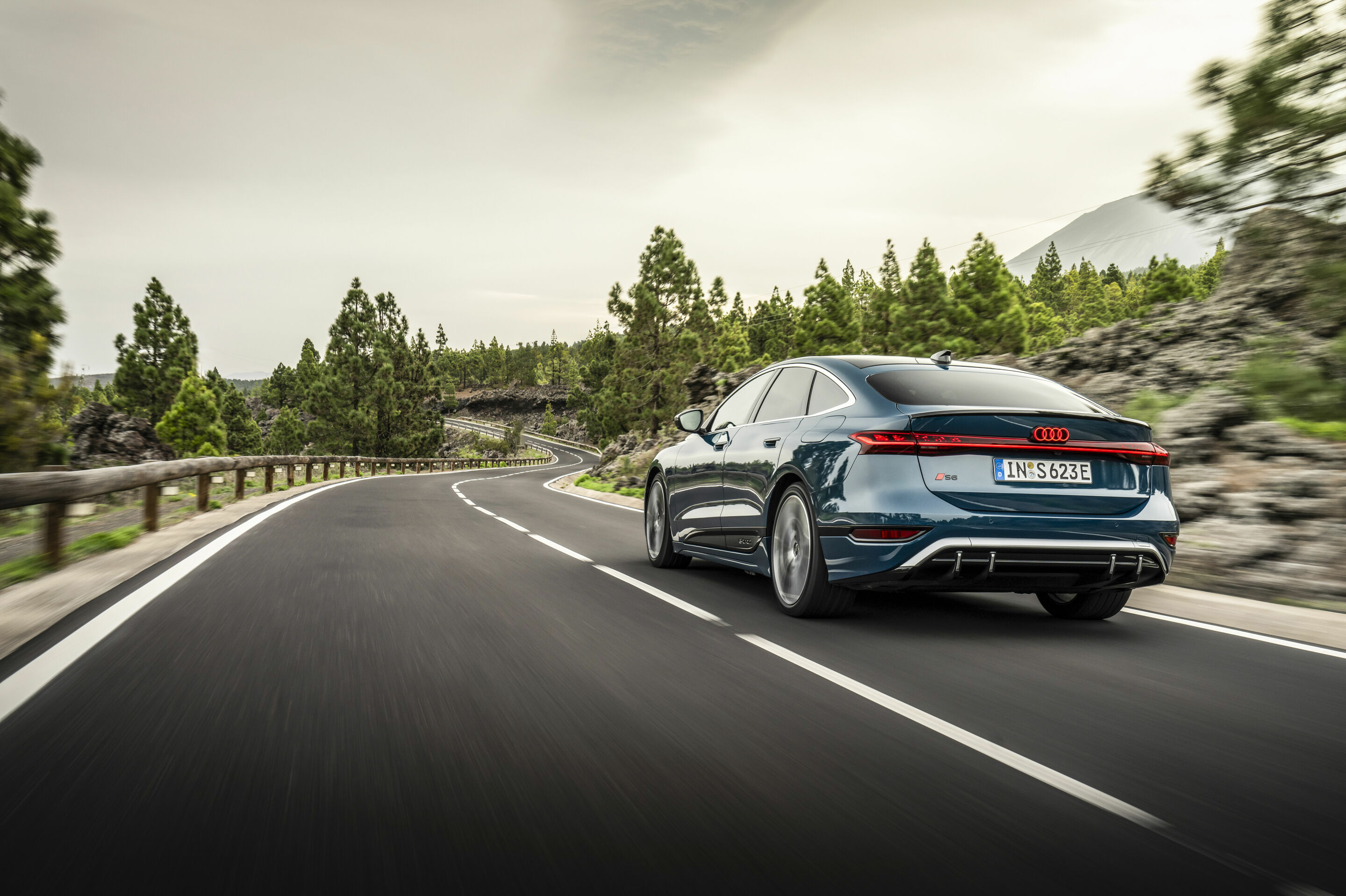 Audi S6 Sportback e-tron - Fahraufnahme,
Farbe: Malpeloblau Metallic