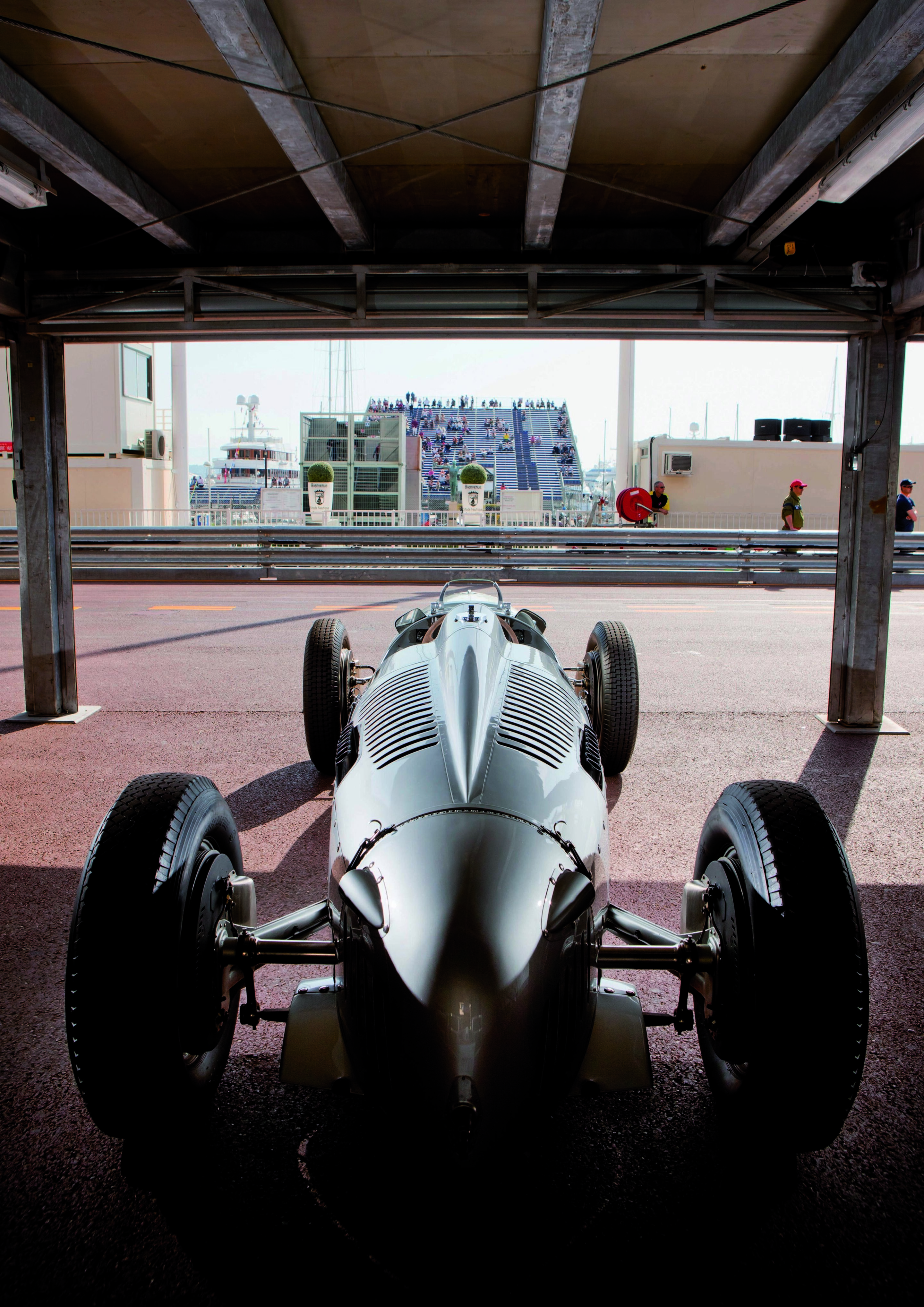 Audi Tradition mit Jacky Ickx in Monte Carlo - Die Ruhe vor dem Start - der Auto Union Typ C wartet auf seinen Auftritt.