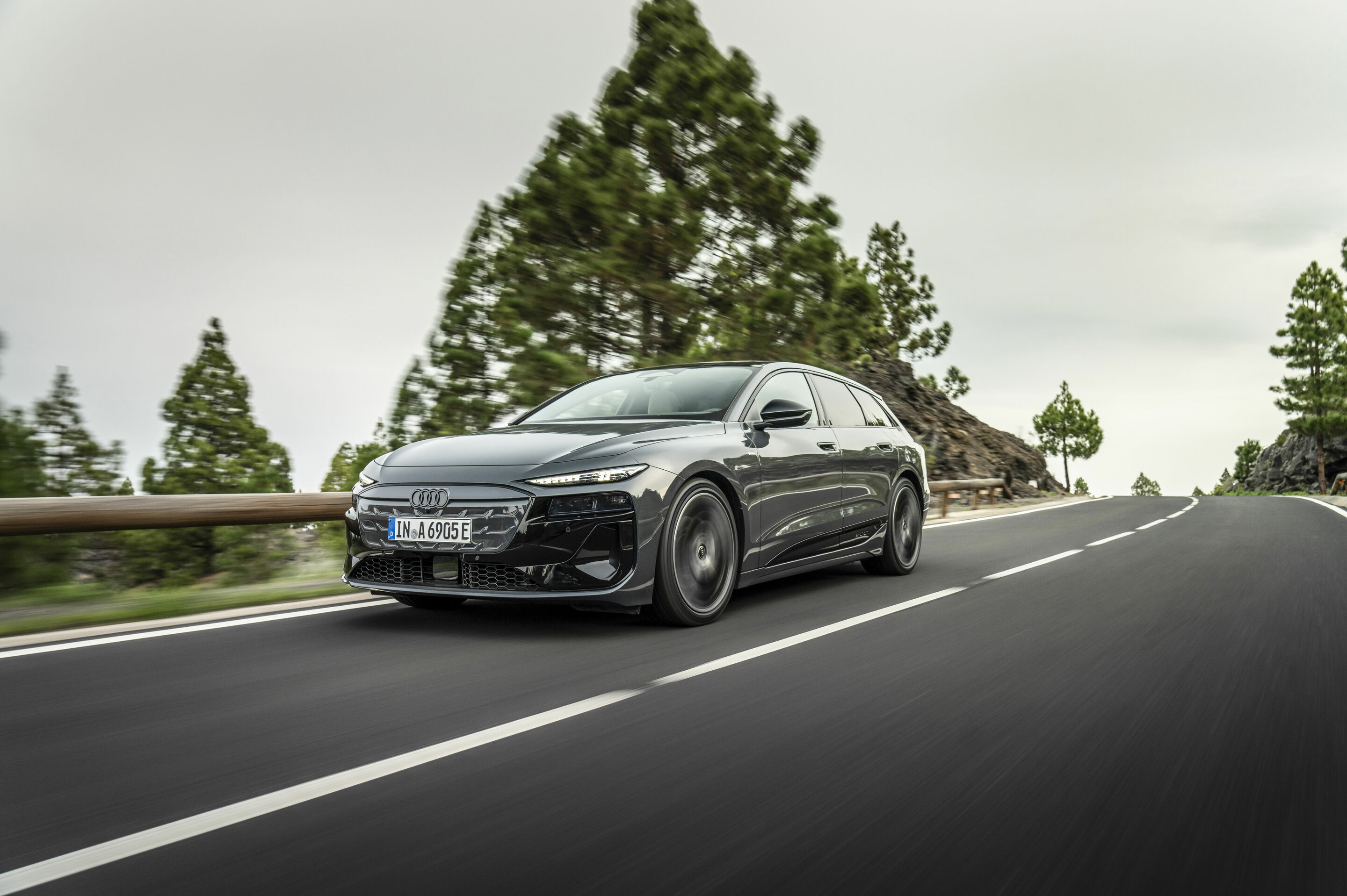 Audi A6 Avant e-tron - Fahraufnahme,
Farbe: Magnetgrau