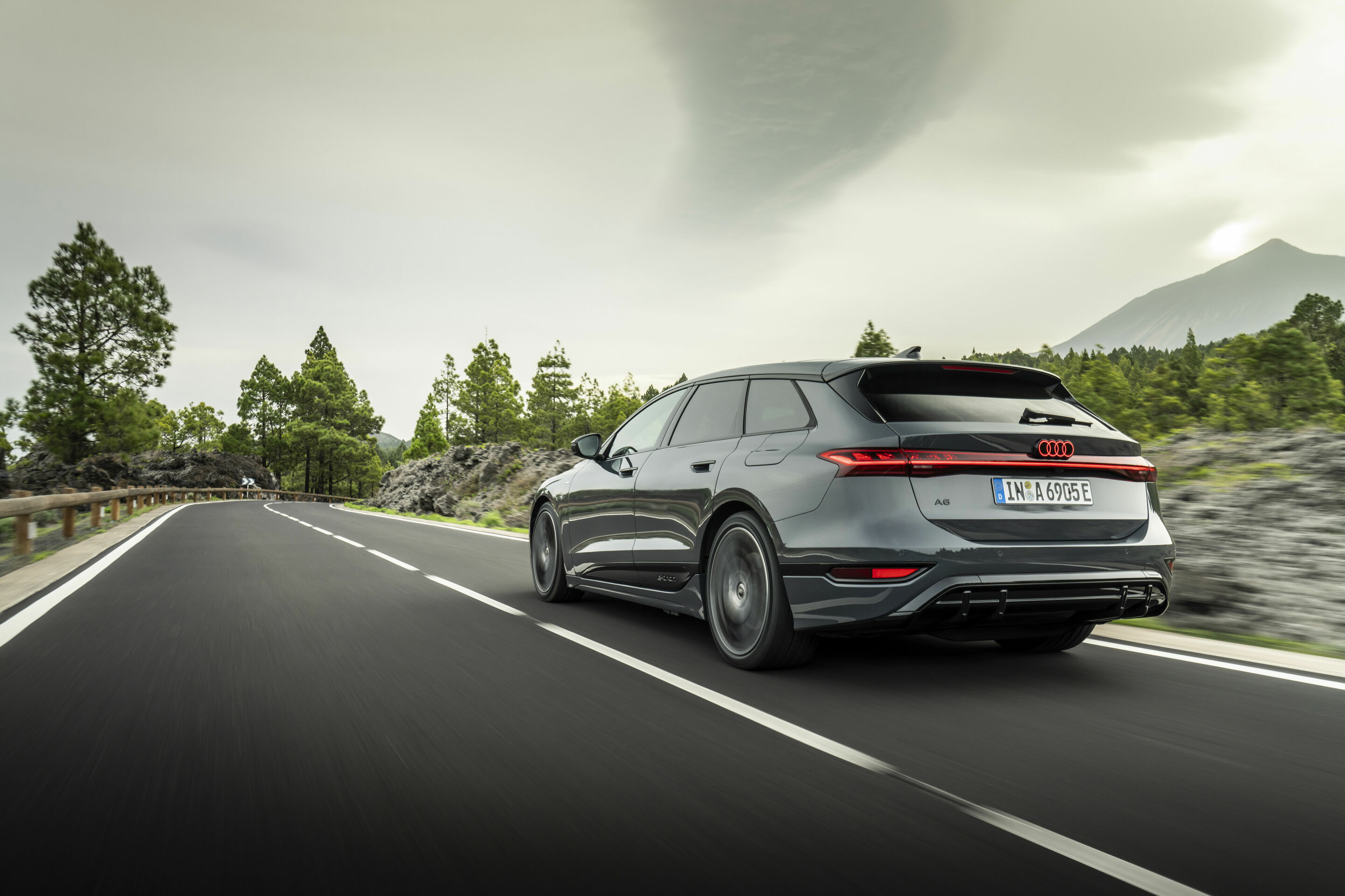 Audi A6 Avant e-tron - Fahraufnahme,
Farbe: Magnetgrau