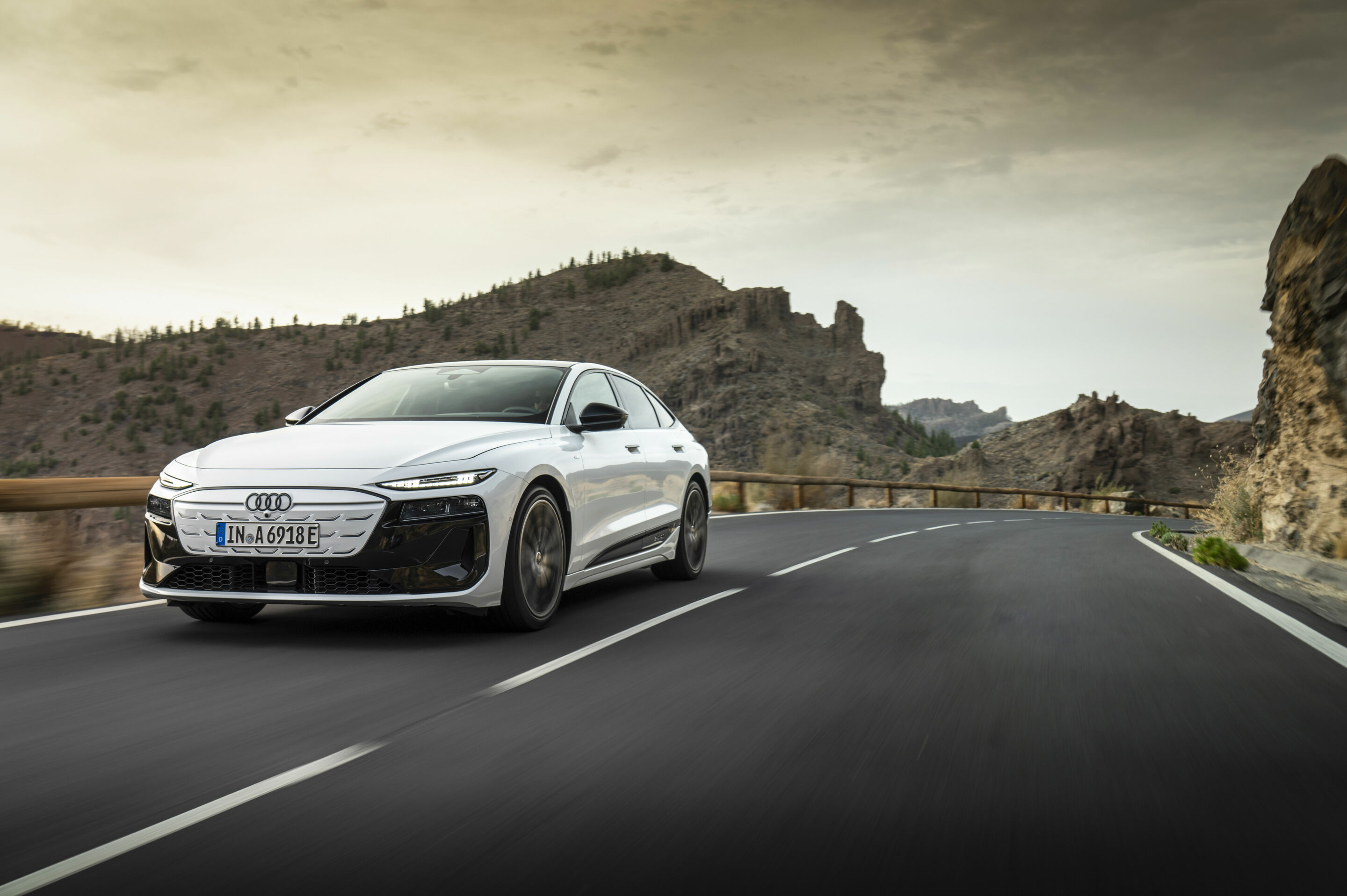Audi A6 Sportback e-tron - Fahraufnahme,
Farbe: Gletscherweiß Metallic