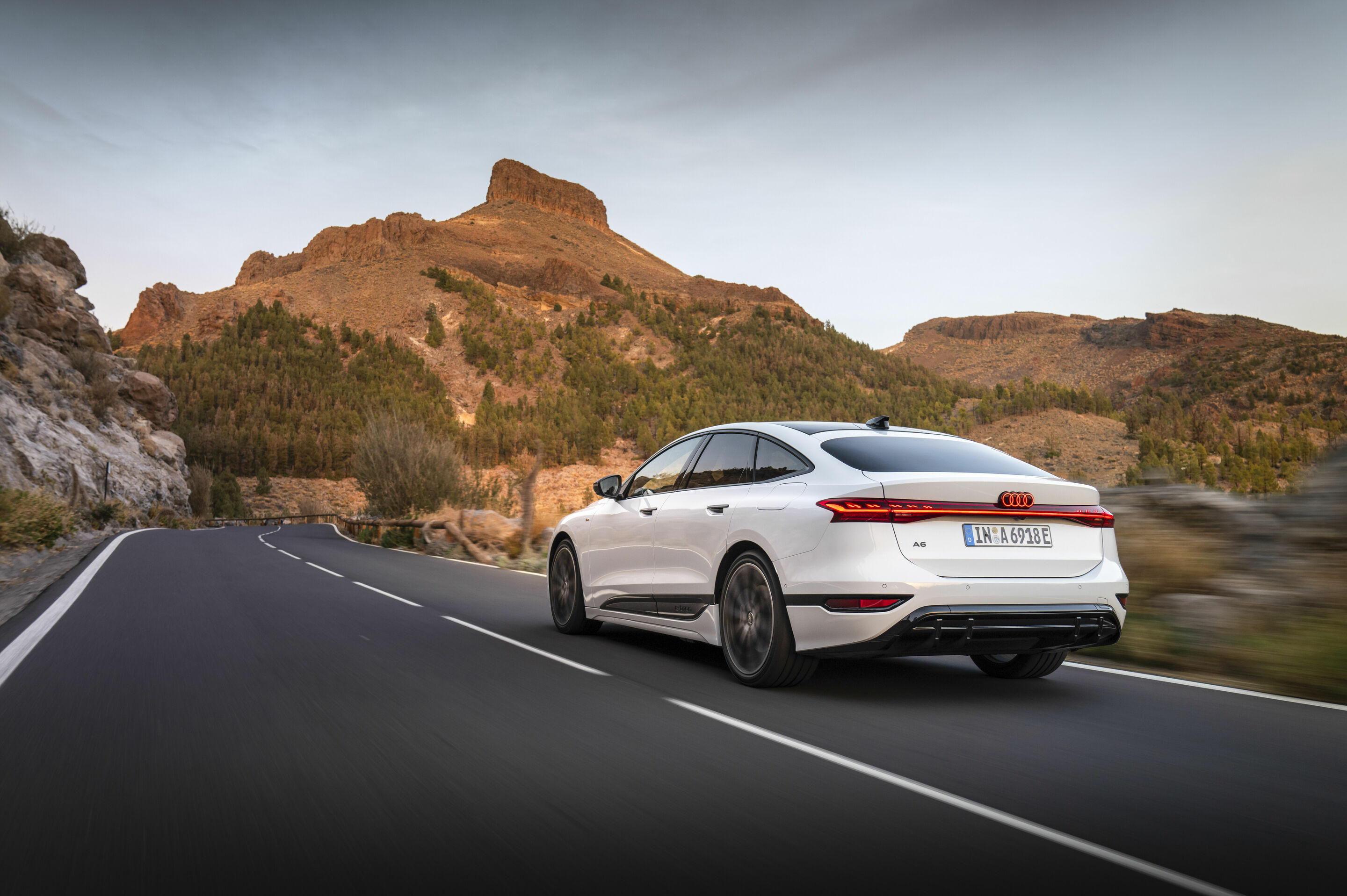 Audi A6 Sportback e-tron - Fahraufnahme,
Farbe: Gletscherweiß Metallic